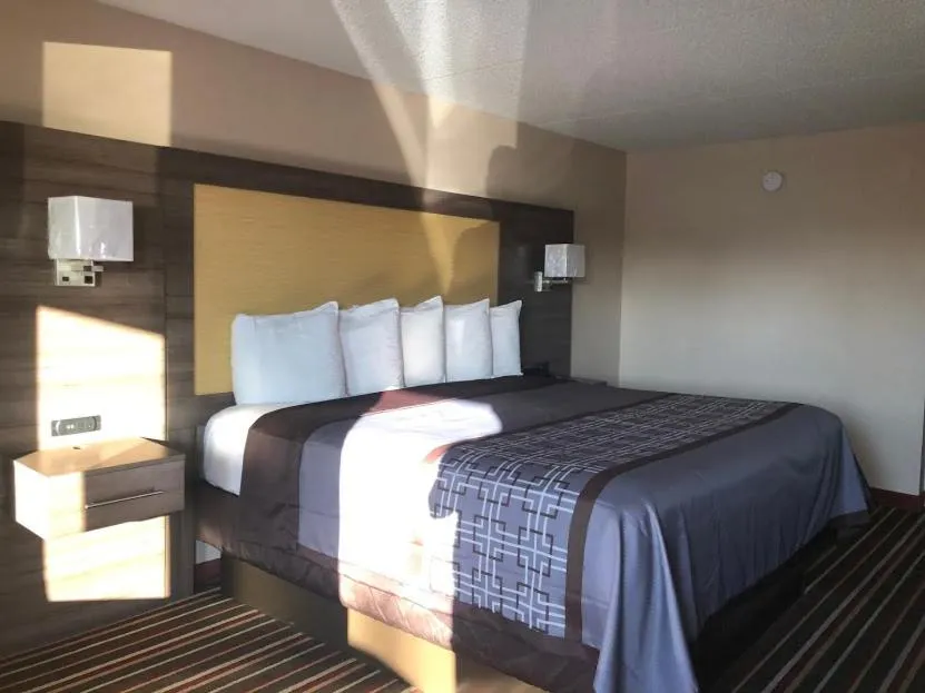 Bed in Legacy Inn - Gallatin