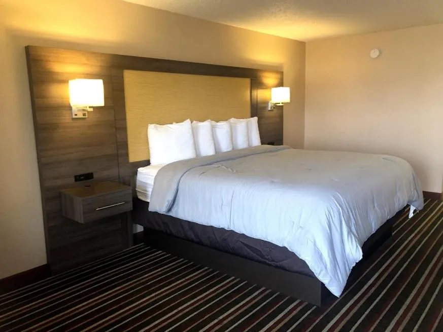 Bedroom, Bed in Legacy Inn - Gallatin