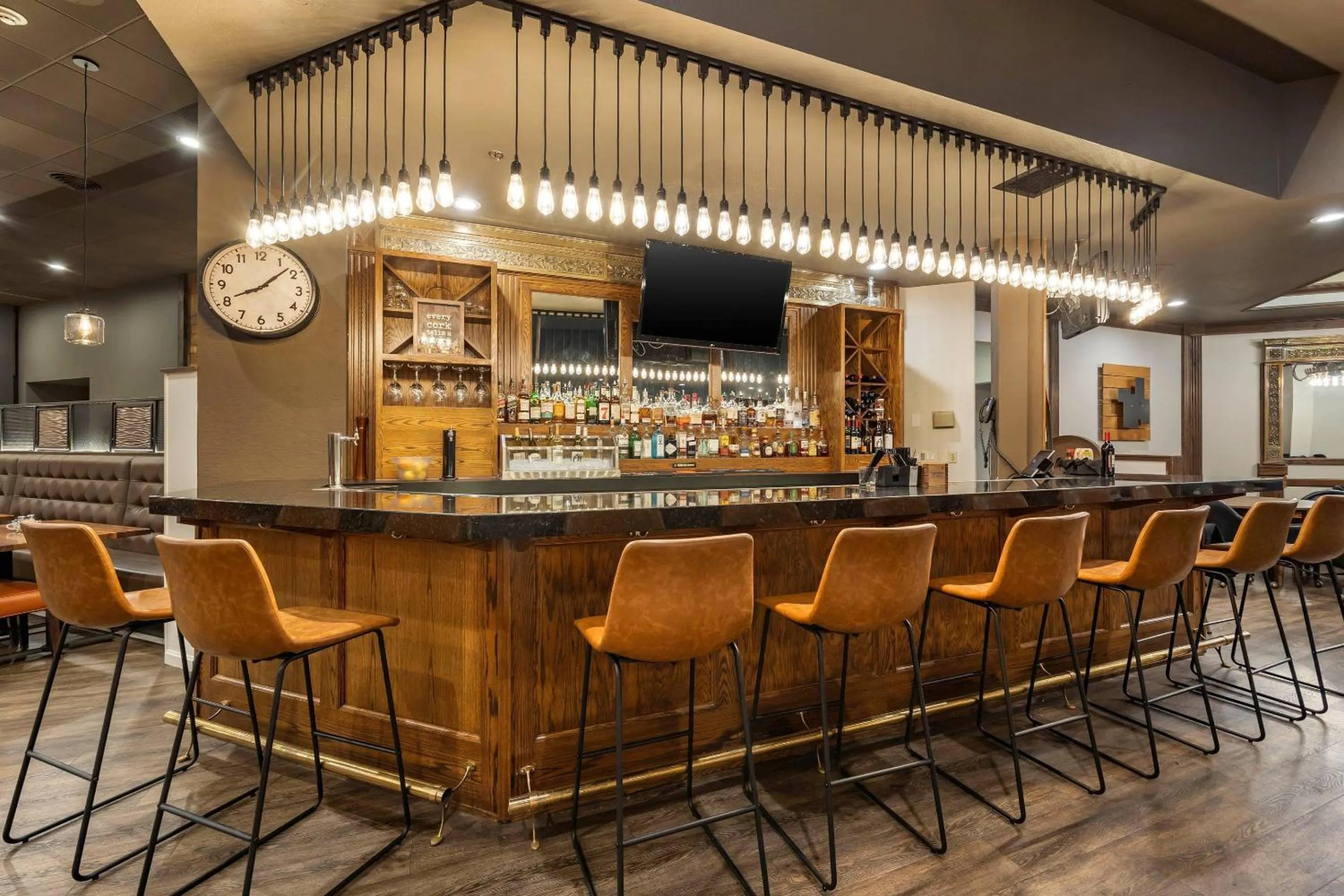 Lounge or bar in Hells Canyon Grand Hotel, an Ascend Collection Hotel