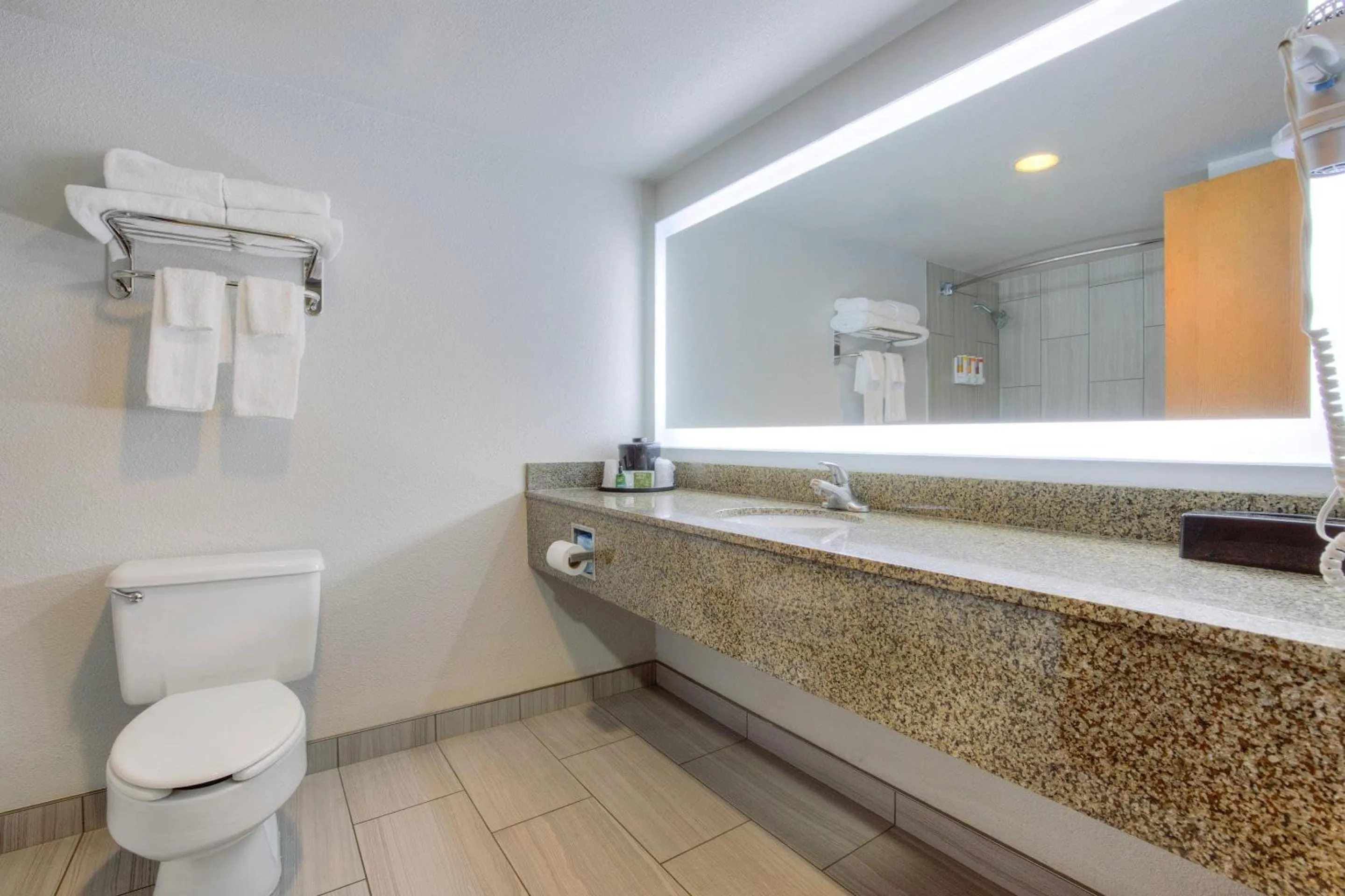 Bedroom in Hells Canyon Grand Hotel, an Ascend Collection Hotel