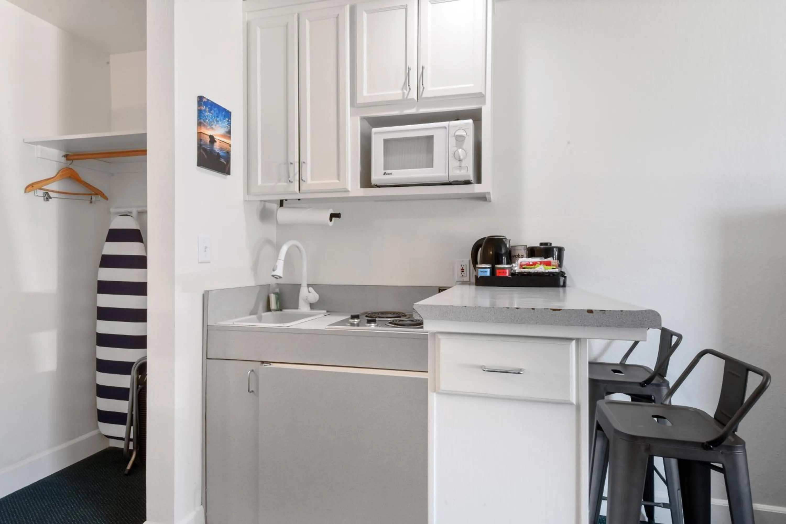 Kitchen or kitchenette in Crown Motel