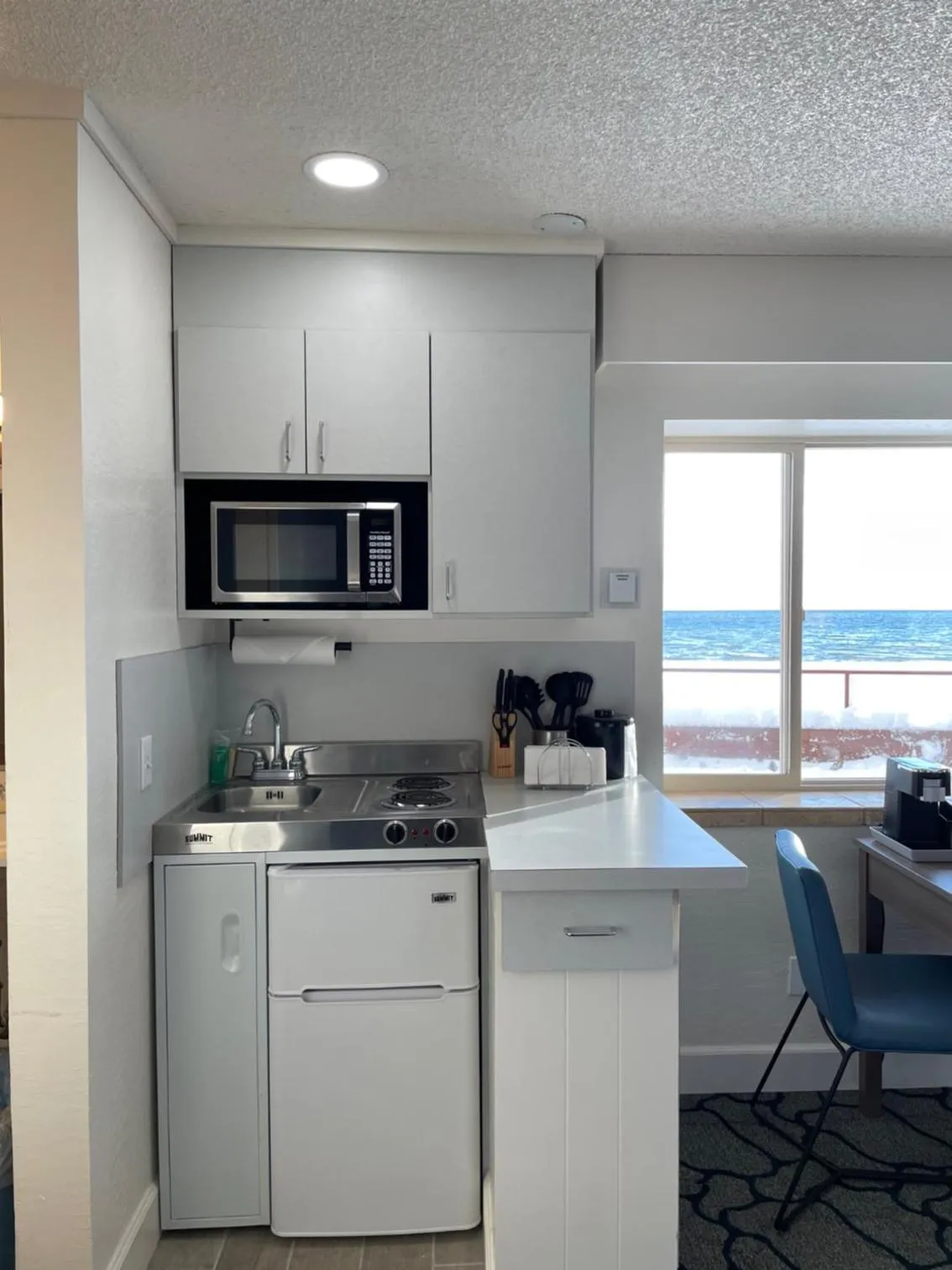 Kitchen or kitchenette in Crown Motel