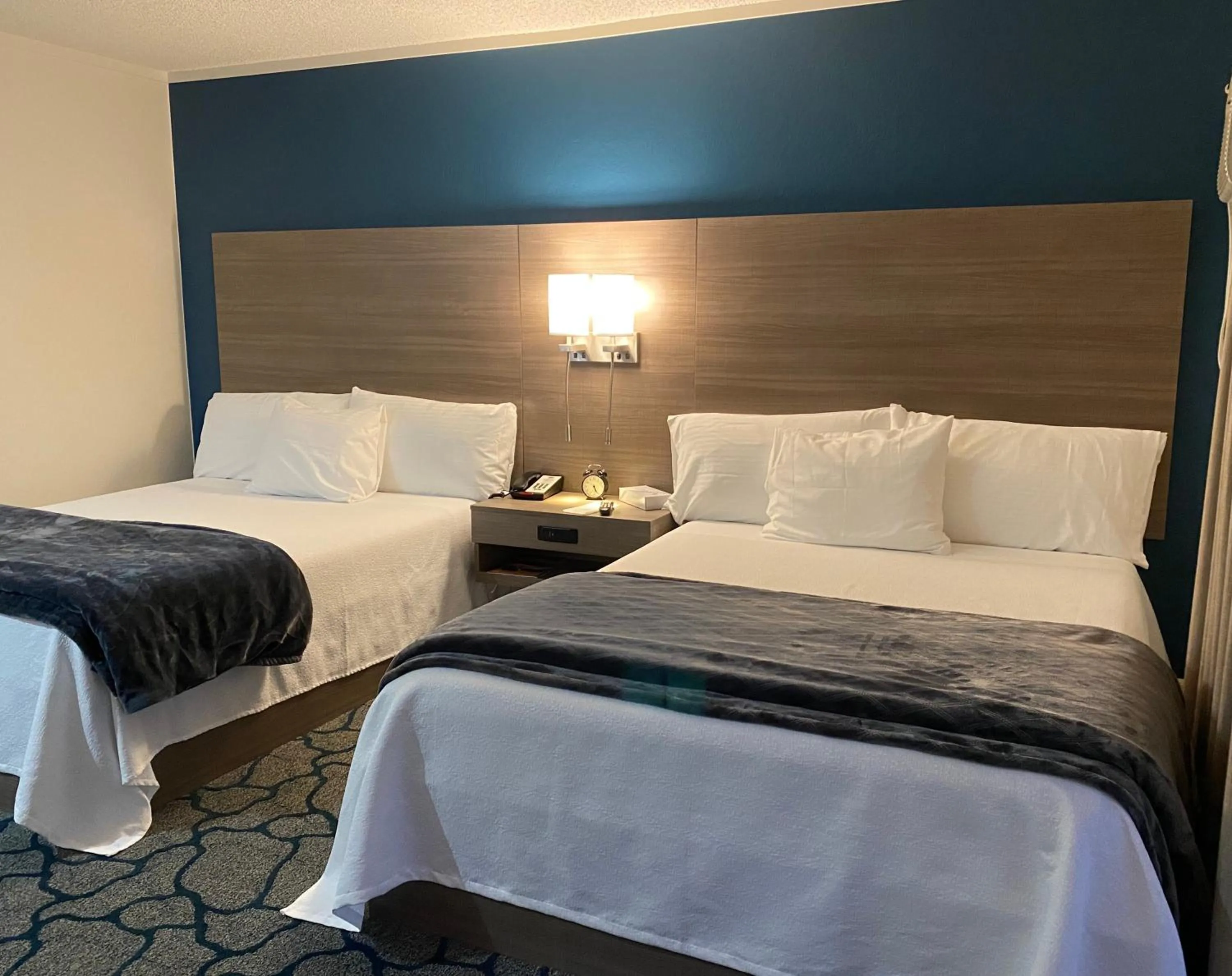 Bedroom, Bed in Crown Motel