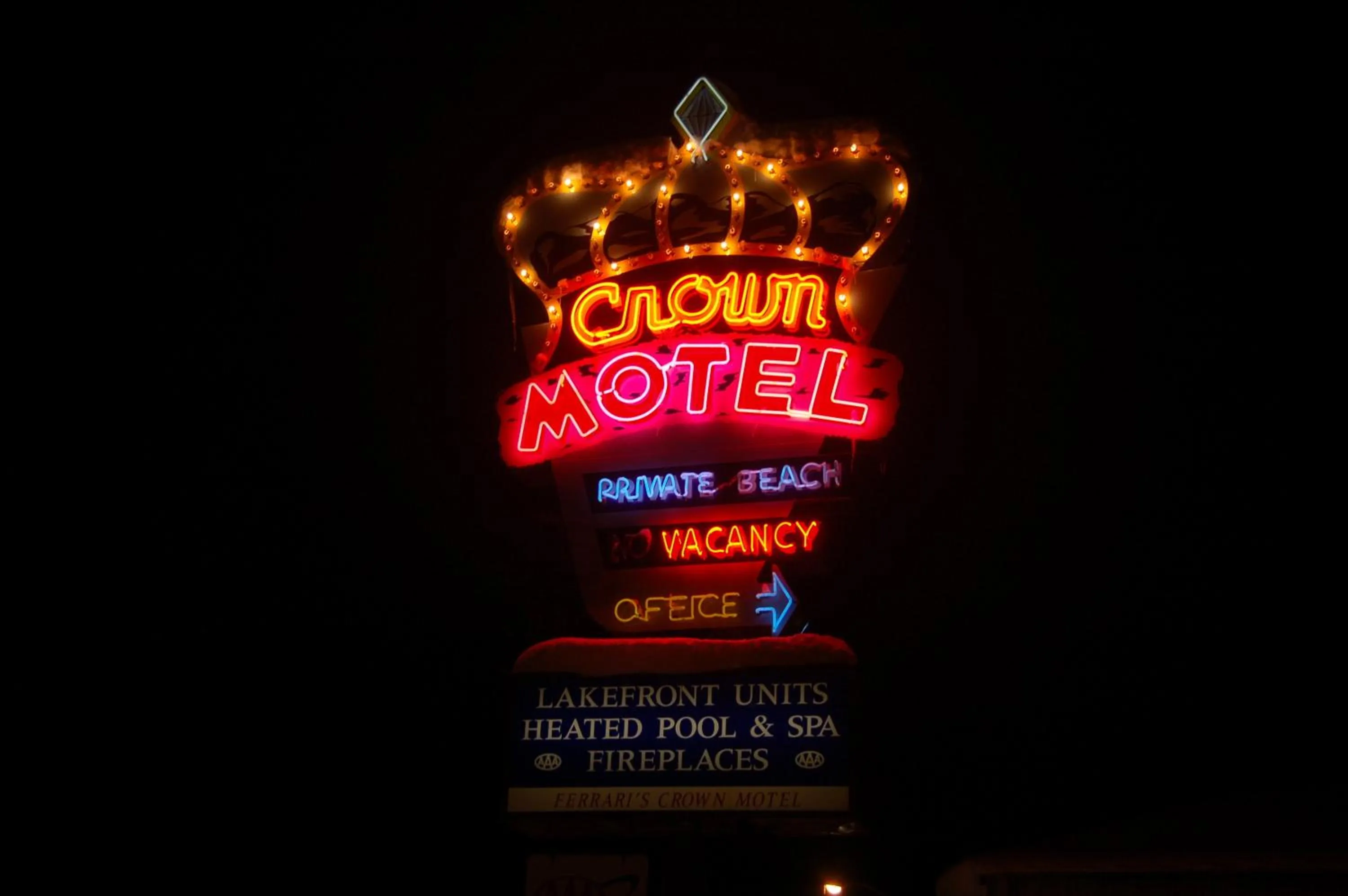 Facade/entrance in Crown Motel