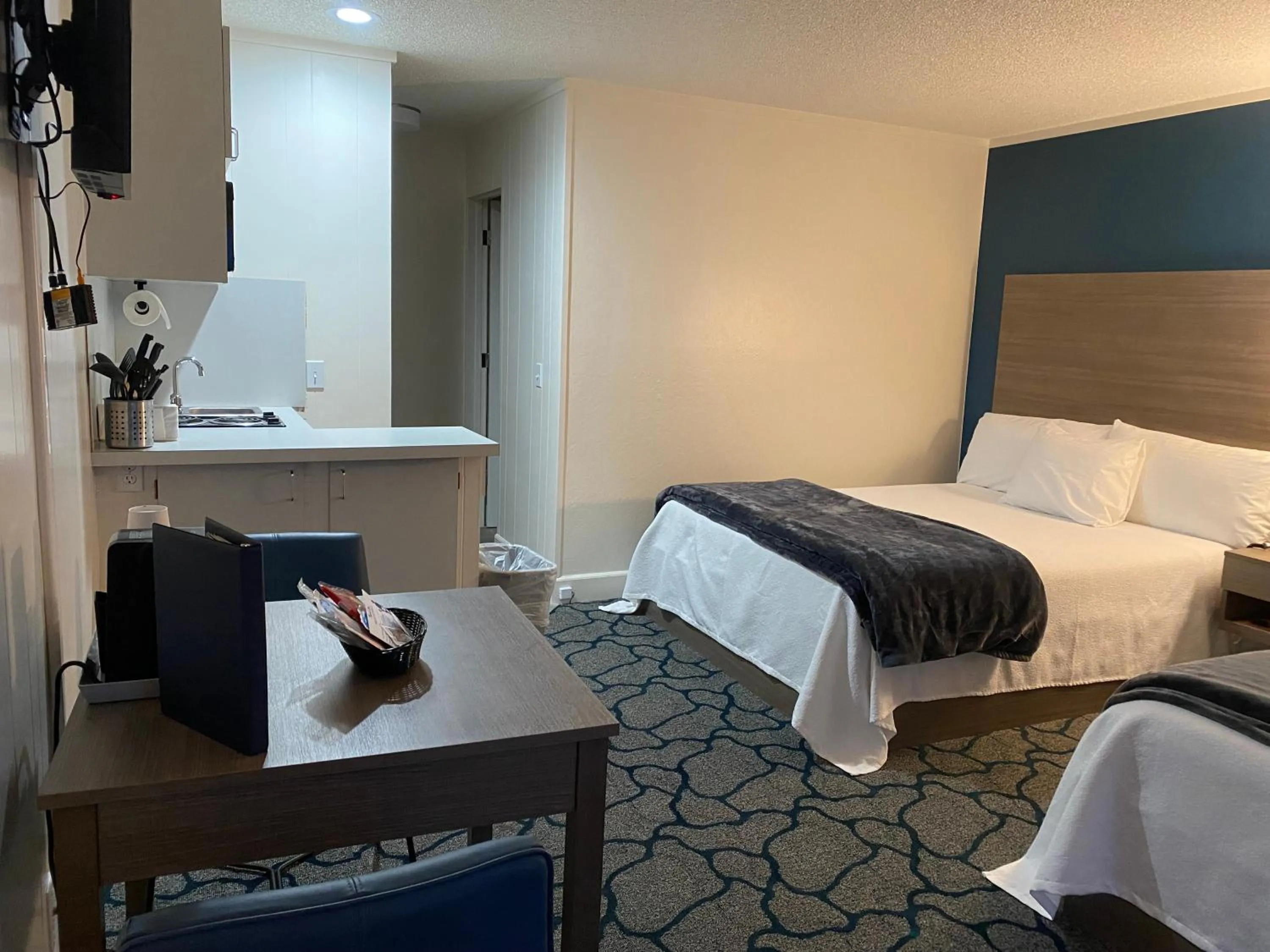 Bedroom, Bed in Crown Motel