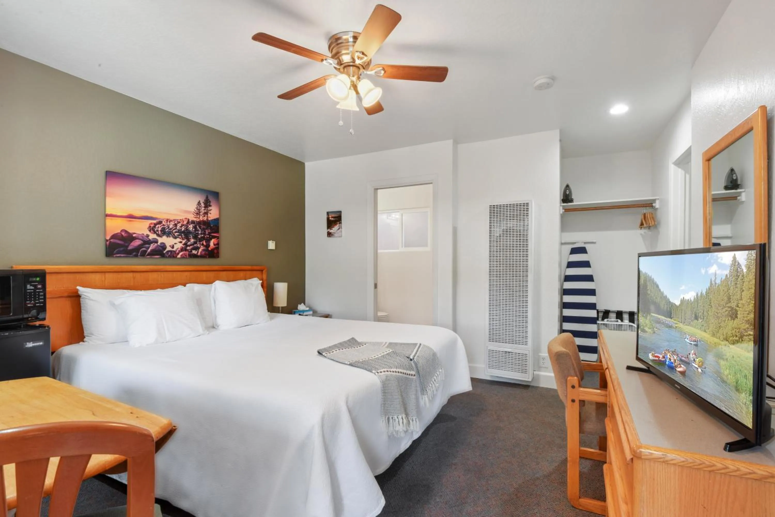 Photo of the whole room, Bed in Crown Motel