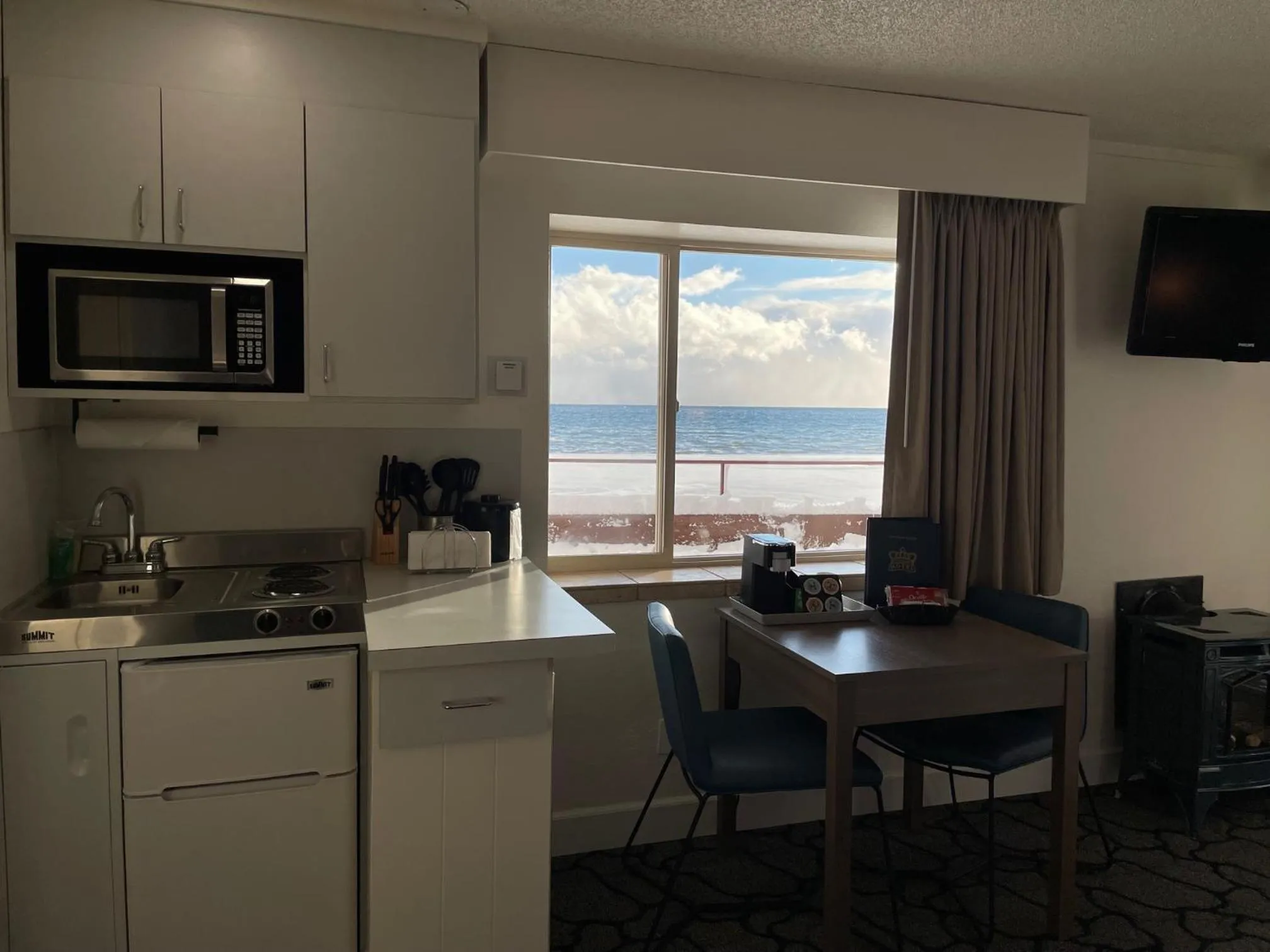 Kitchen or kitchenette in Crown Motel