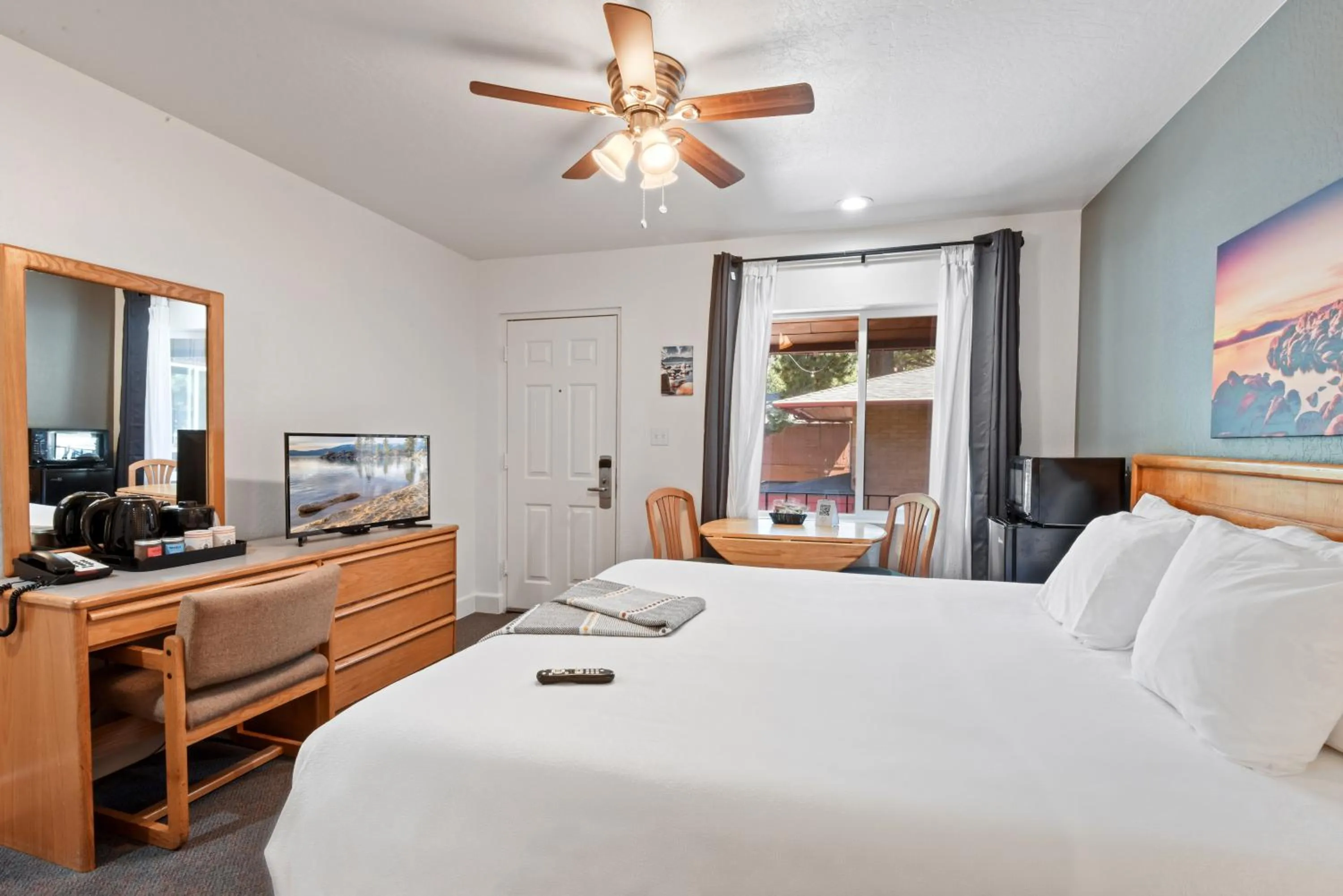 Photo of the whole room, Bed in Crown Motel