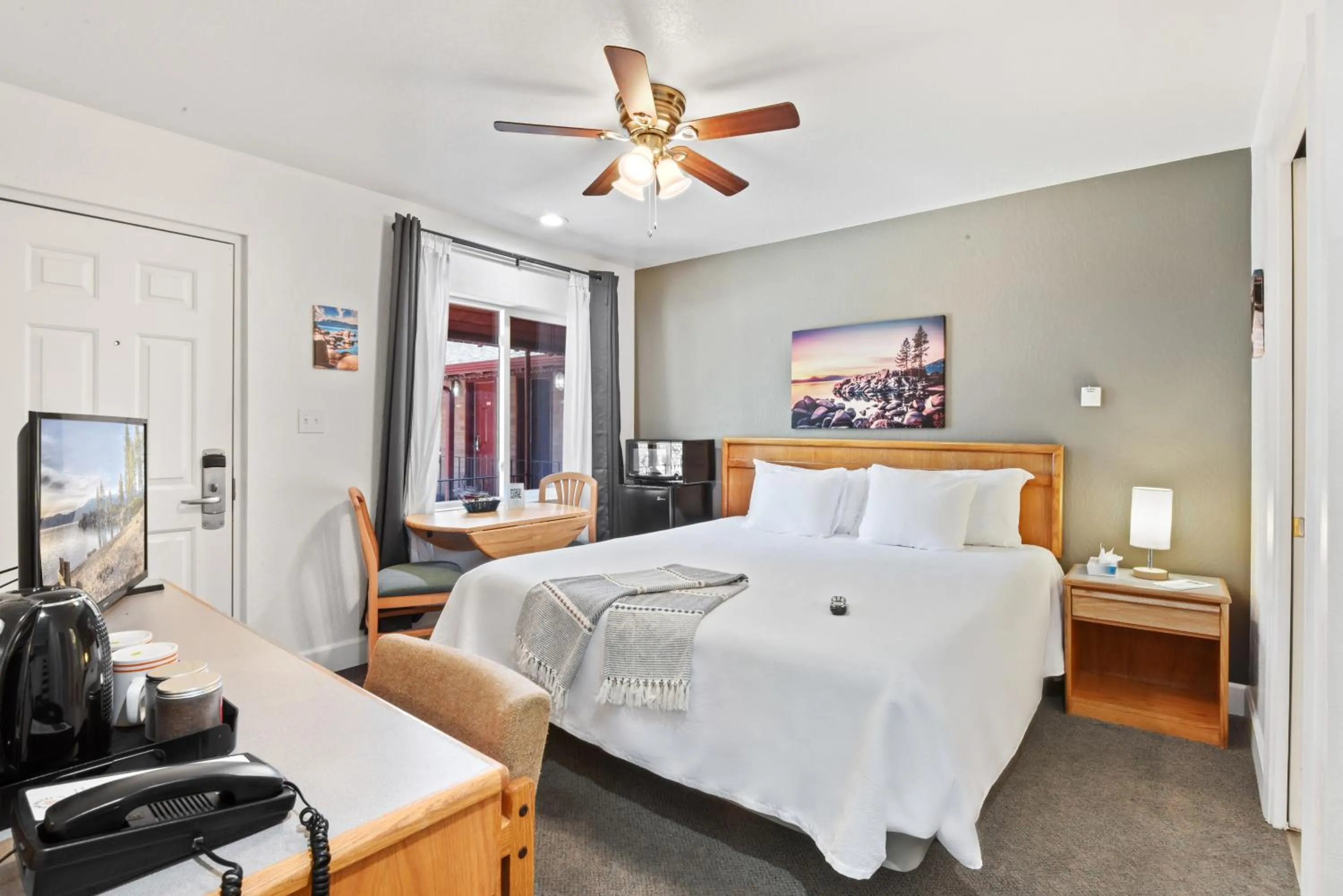 Photo of the whole room, Bed in Crown Motel