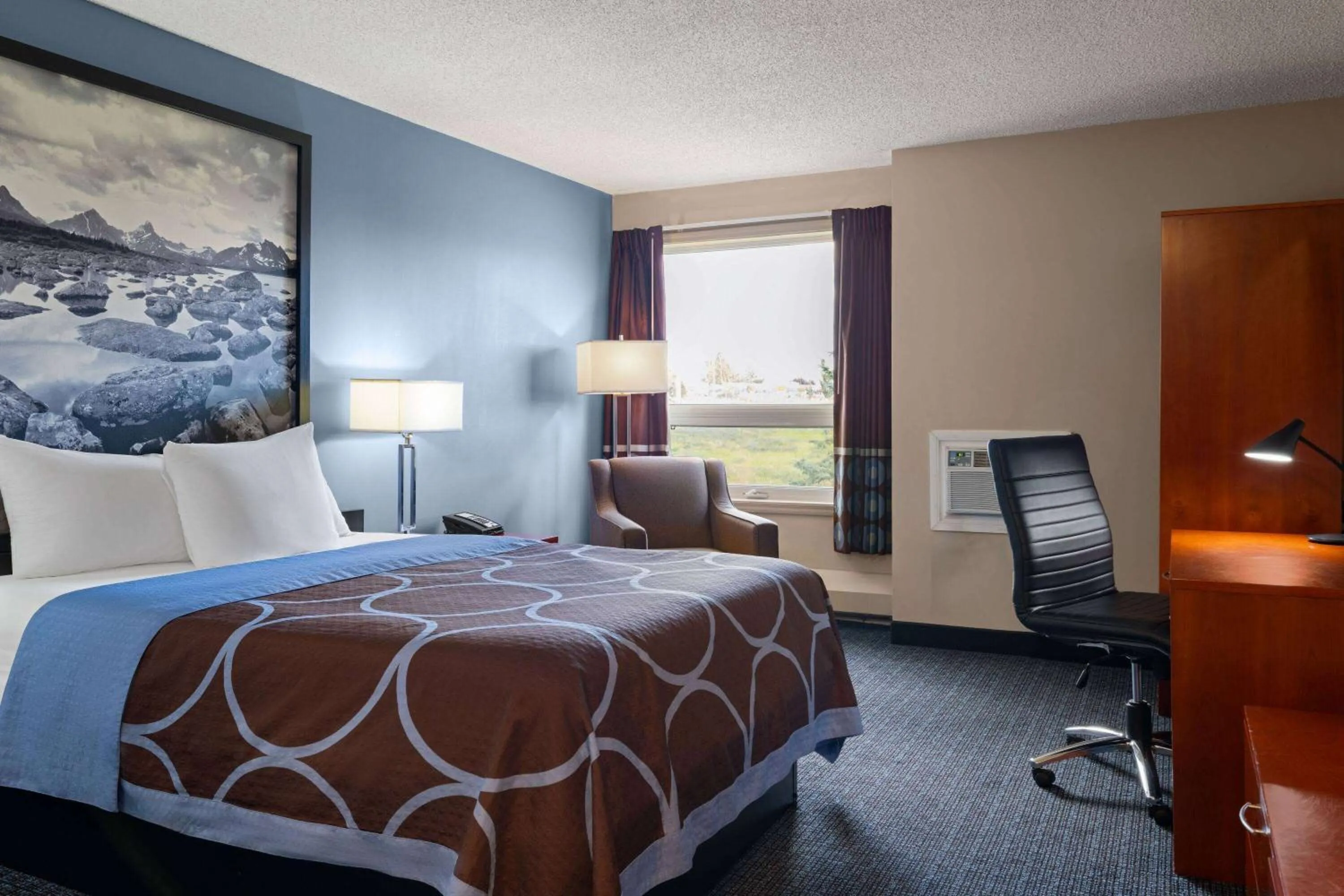 Photo of the whole room, Bed in Super 8 by Wyndham Sherwood Park/Edmonton Area