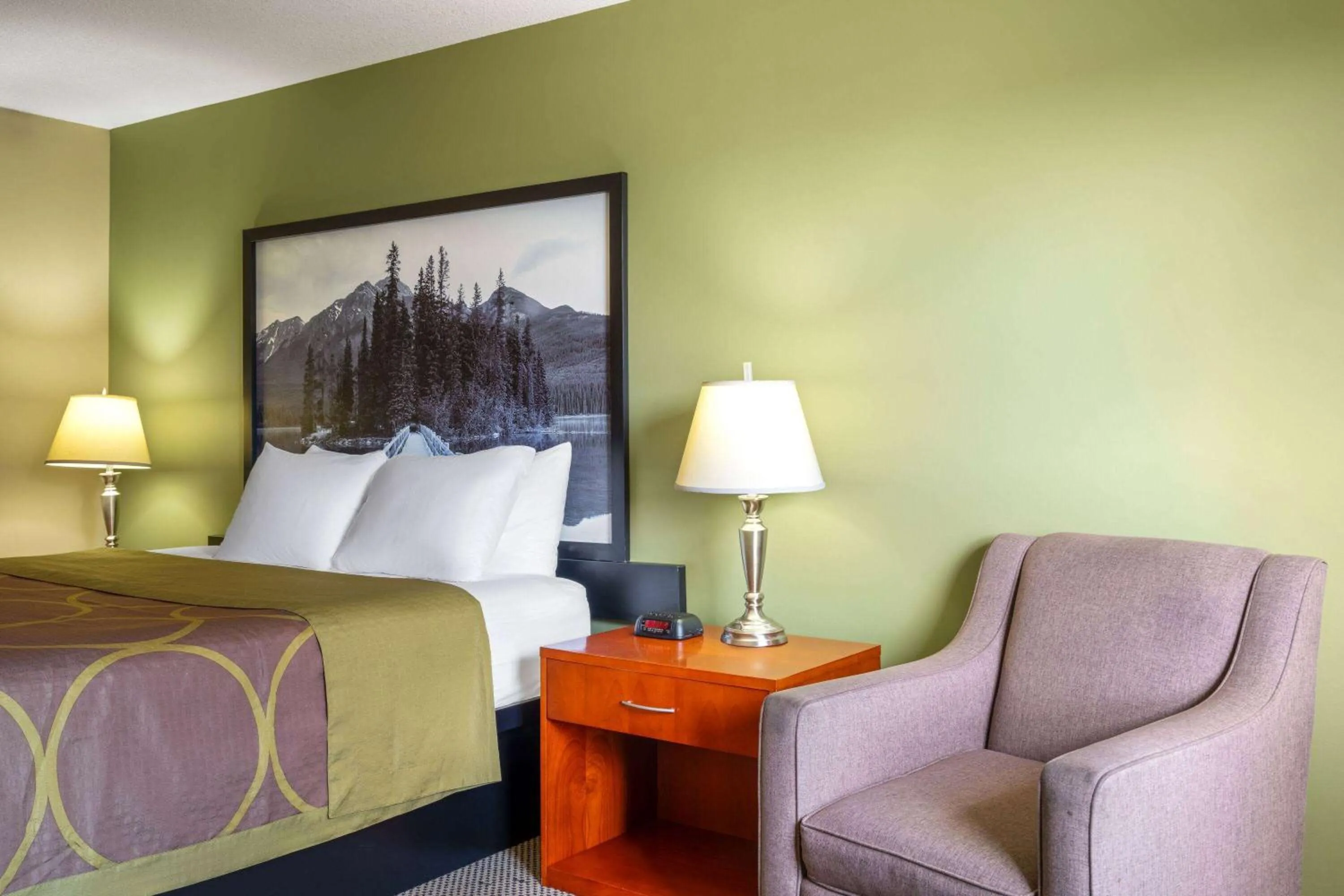 Photo of the whole room, Bed in Super 8 by Wyndham Sherwood Park/Edmonton Area