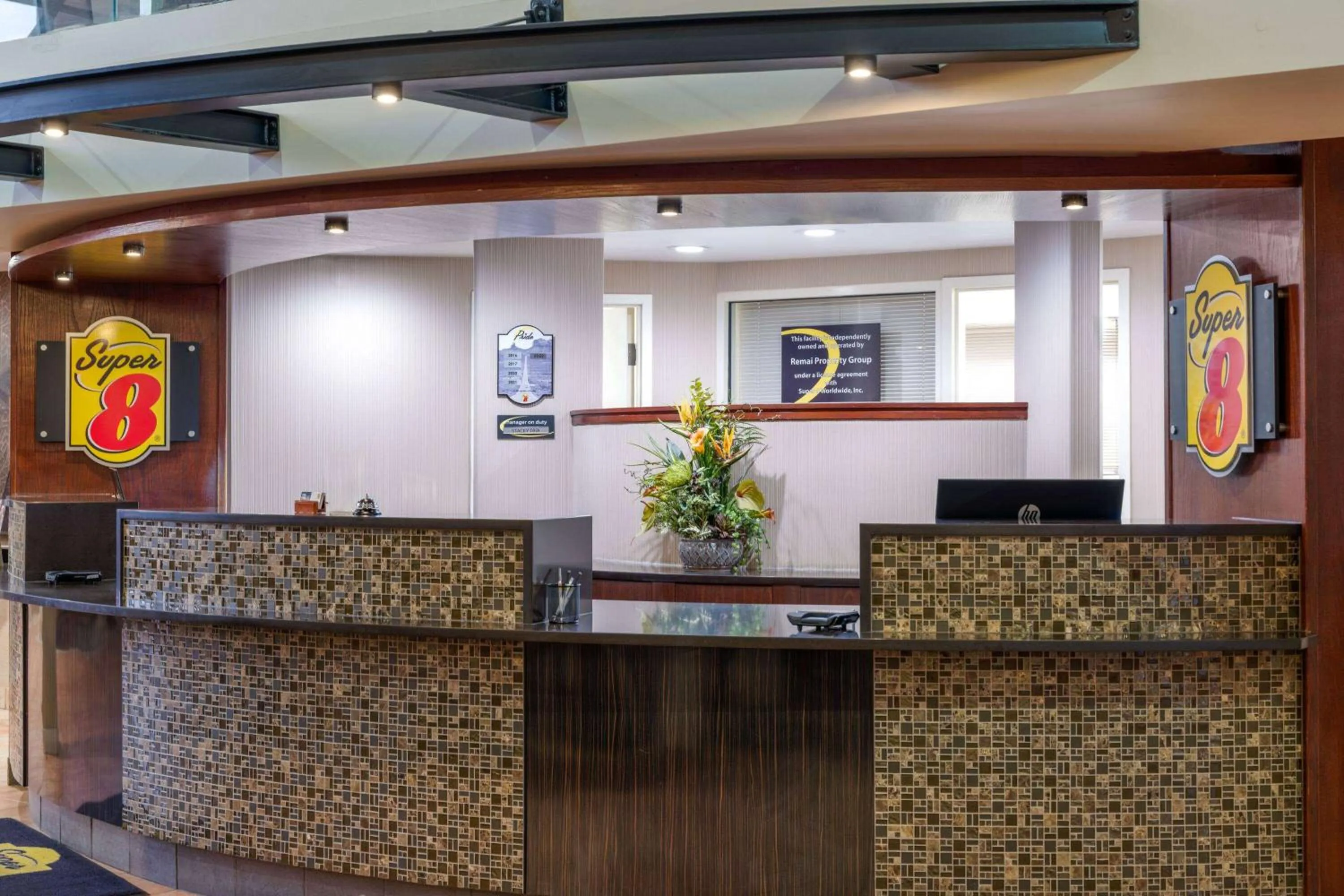 Lobby or reception in Super 8 by Wyndham Sherwood Park/Edmonton Area