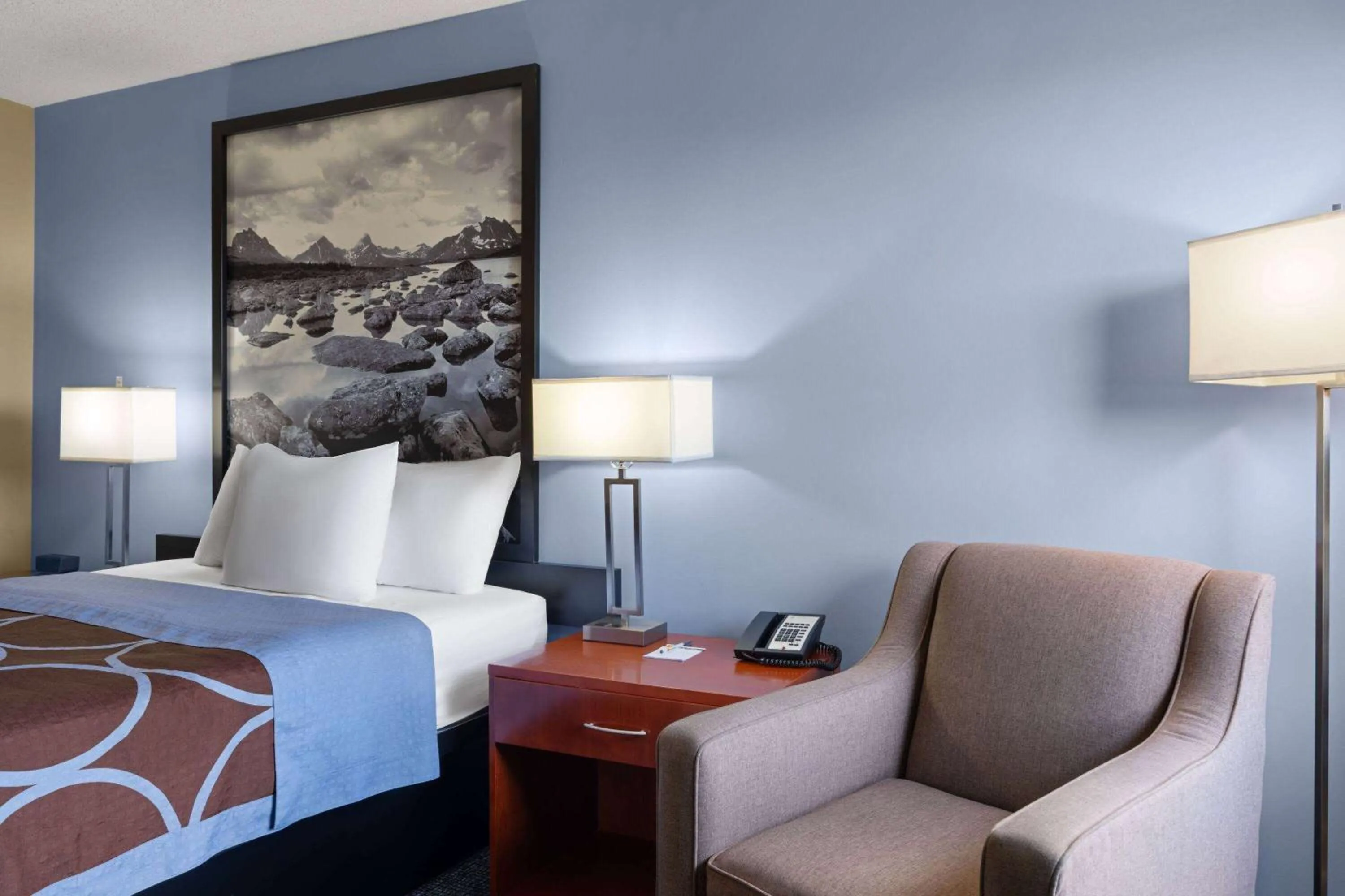 Photo of the whole room, Bed in Super 8 by Wyndham Sherwood Park/Edmonton Area