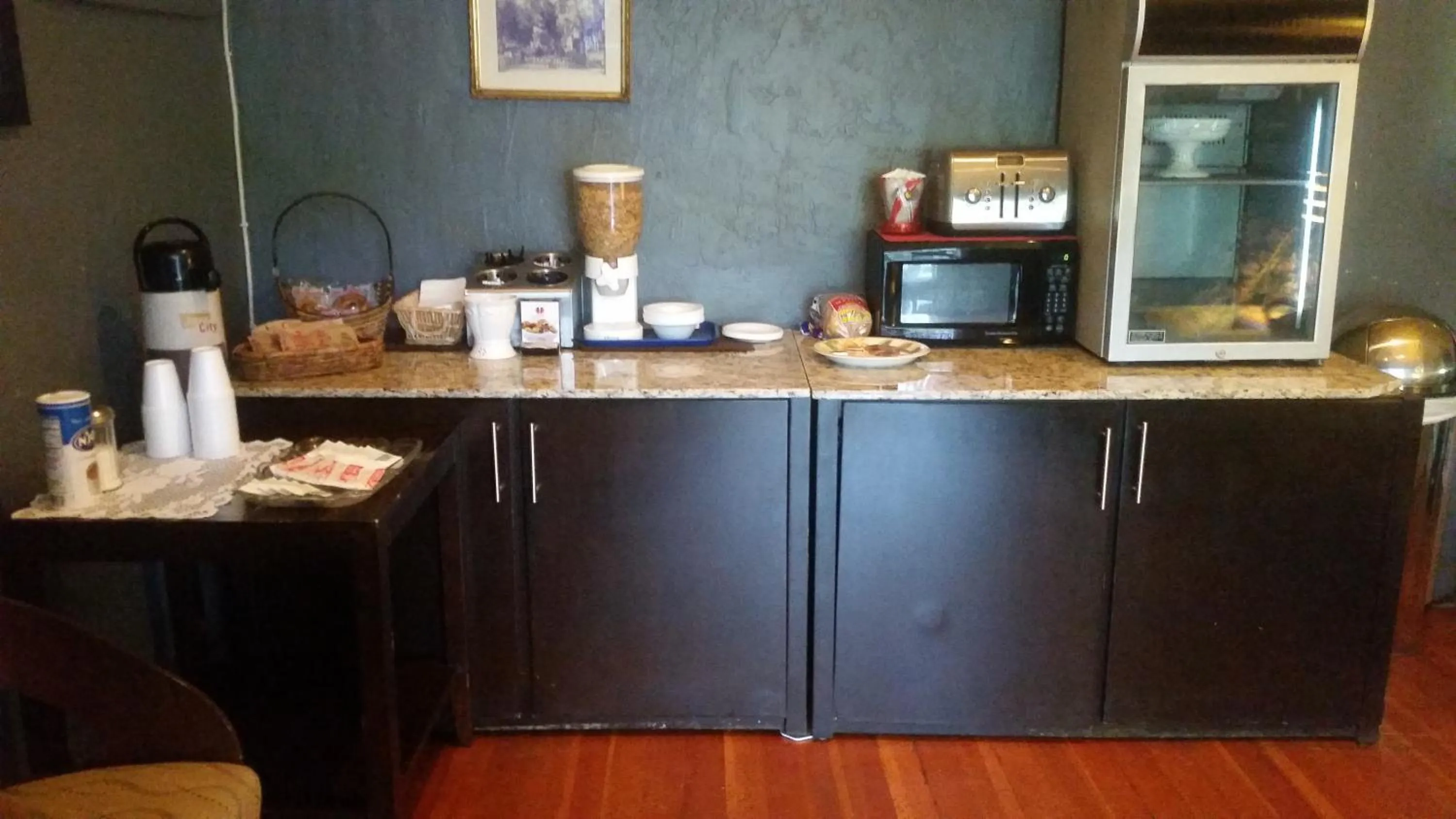 Restaurant/places to eat in The Gold Lodge