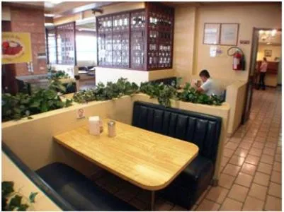 Restaurant/places to eat in Hotel 5a Avenida