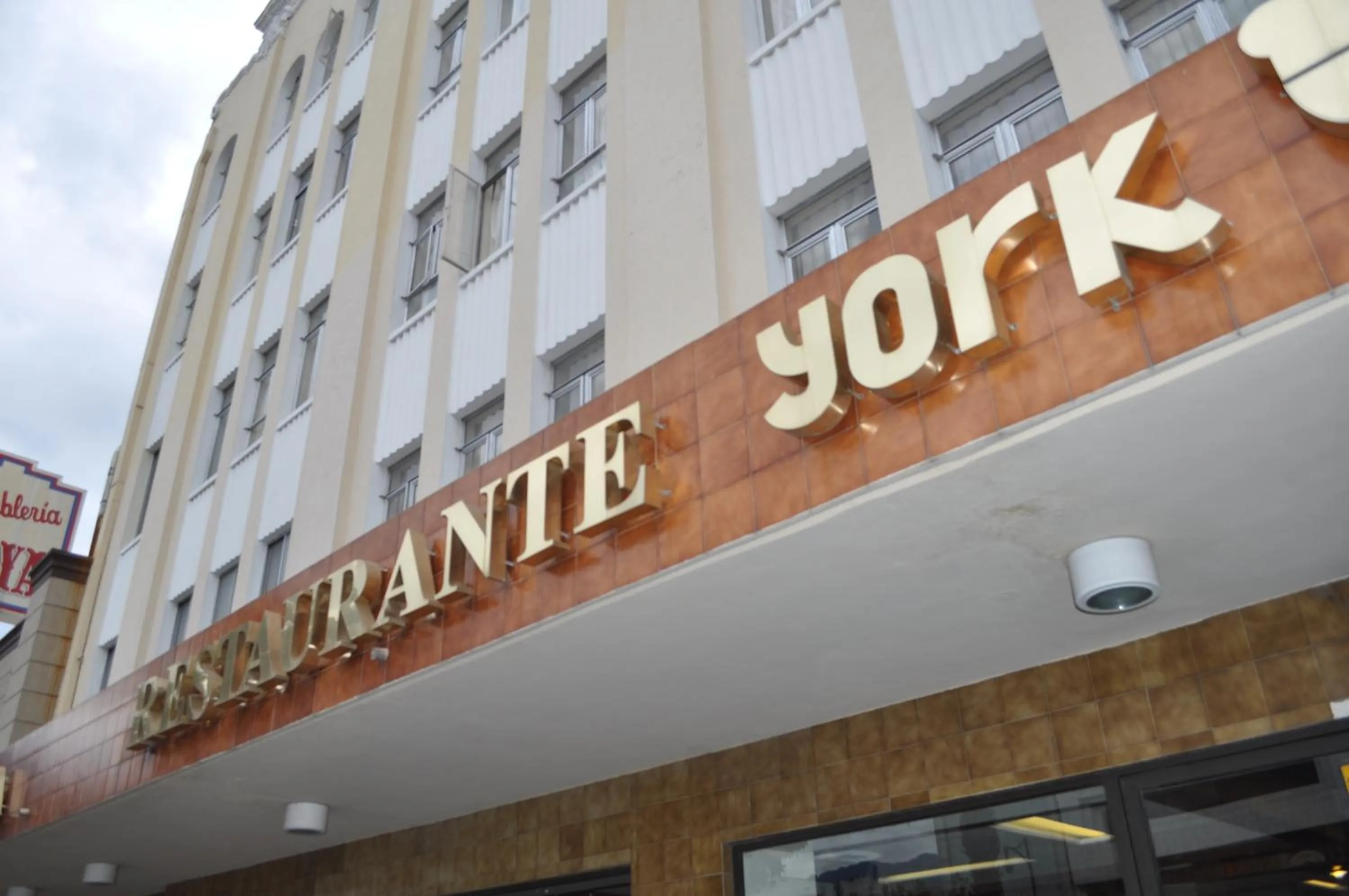 Property logo or sign in Hotel 5a Avenida