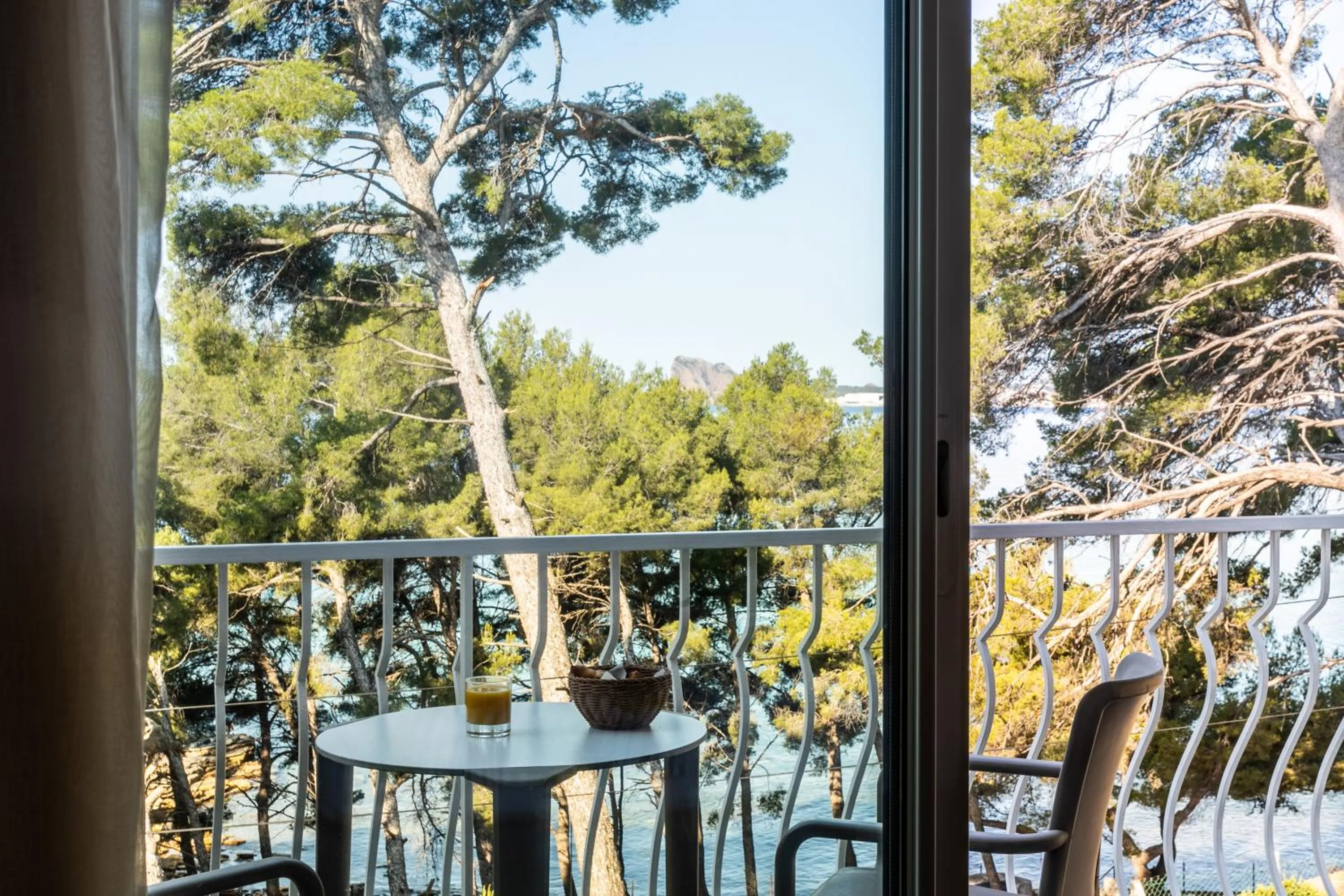 Patio in Hôtel Corniche du Liouquet