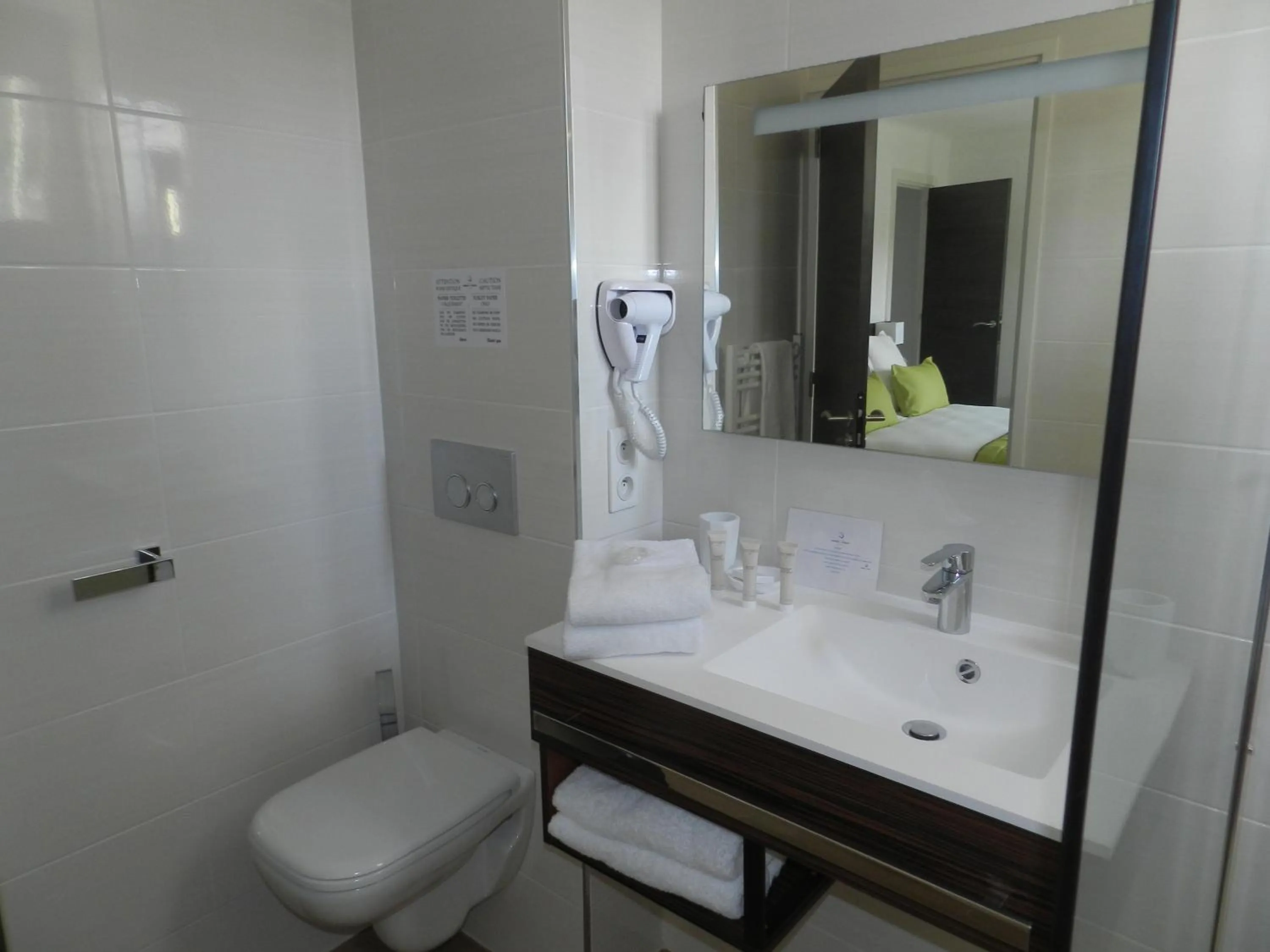 Shower in Hôtel Corniche du Liouquet