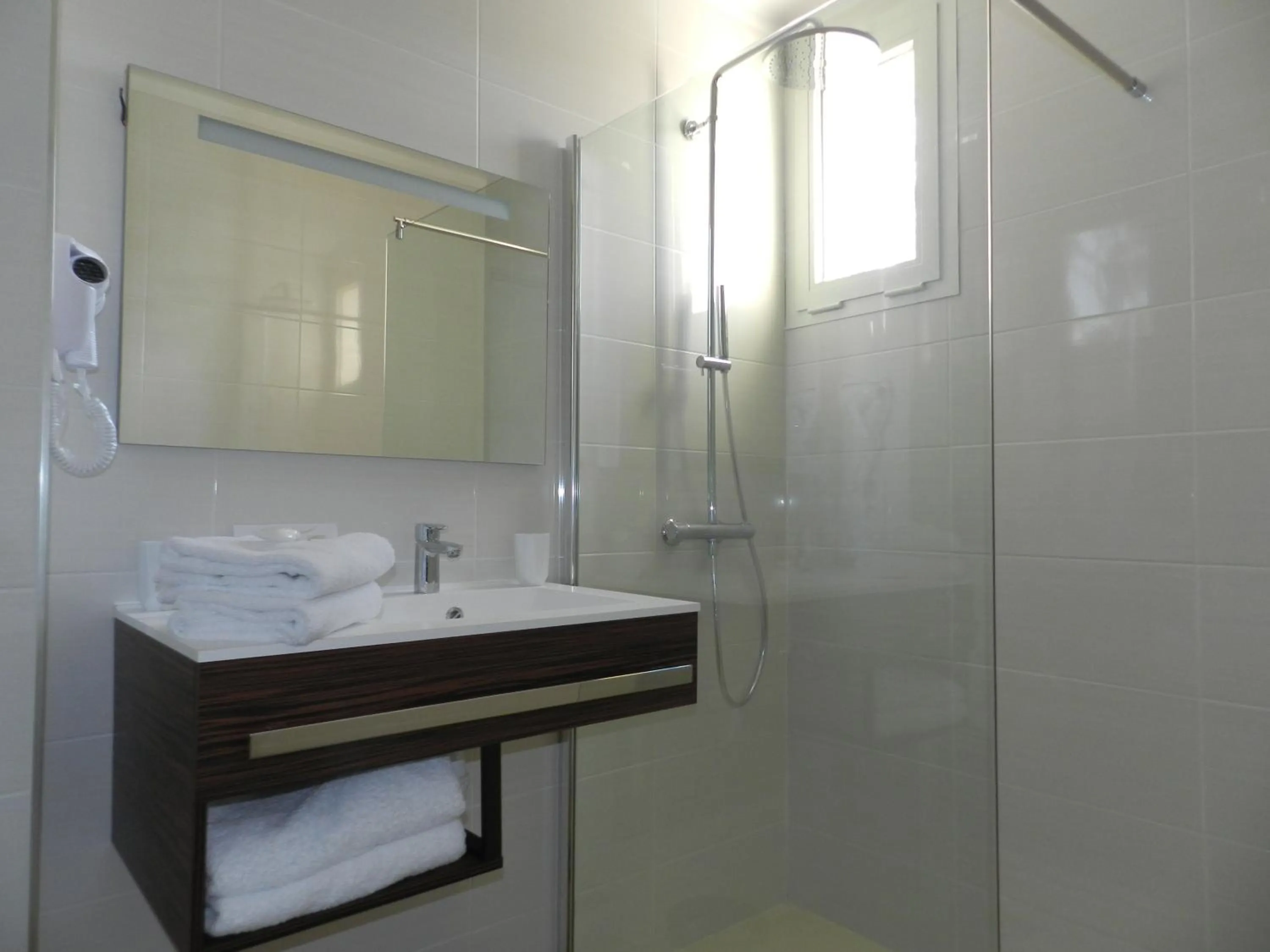 Bathroom in Hôtel Corniche du Liouquet