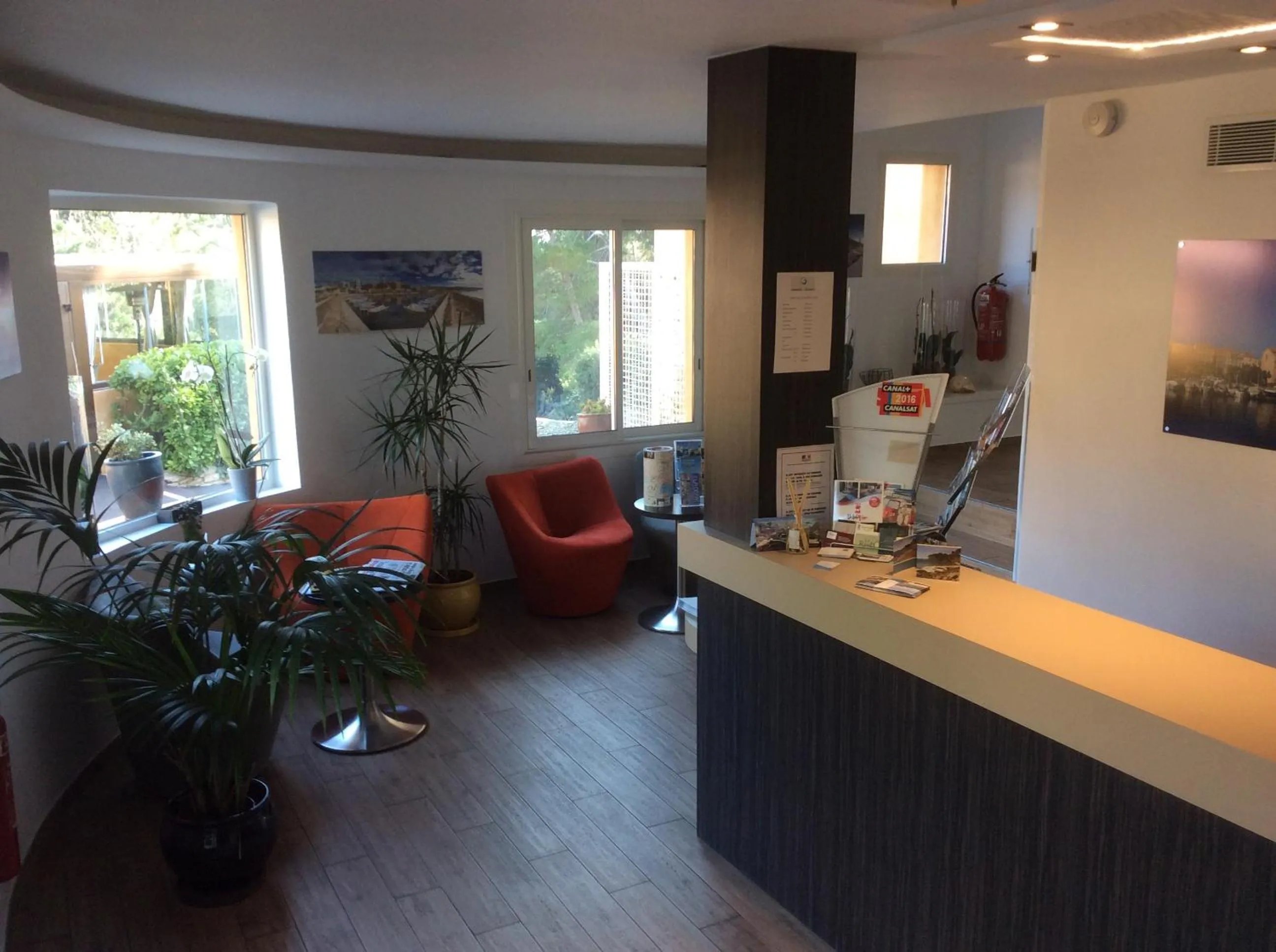 Lobby or reception in Hôtel Corniche du Liouquet