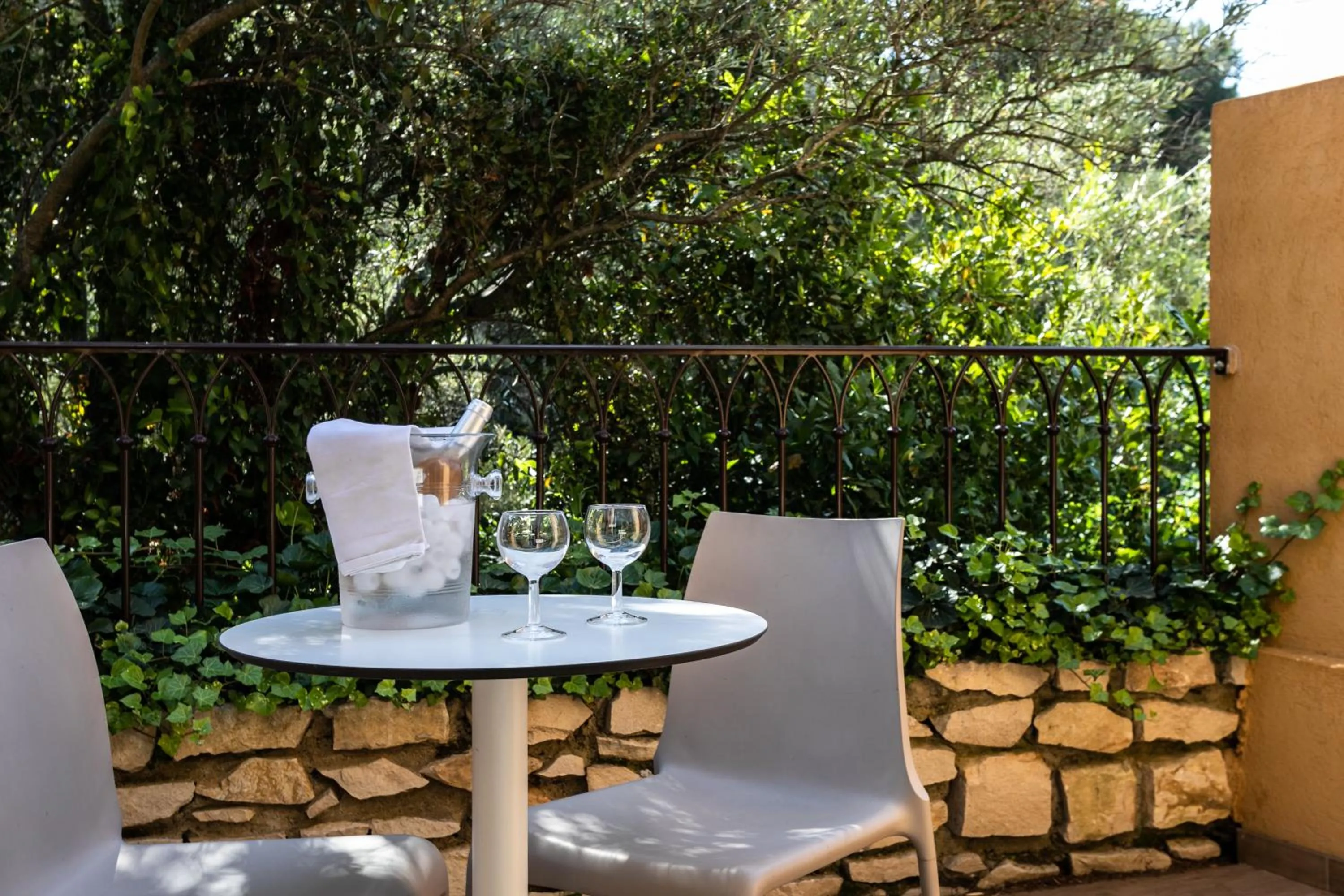 Patio in Hôtel Corniche du Liouquet