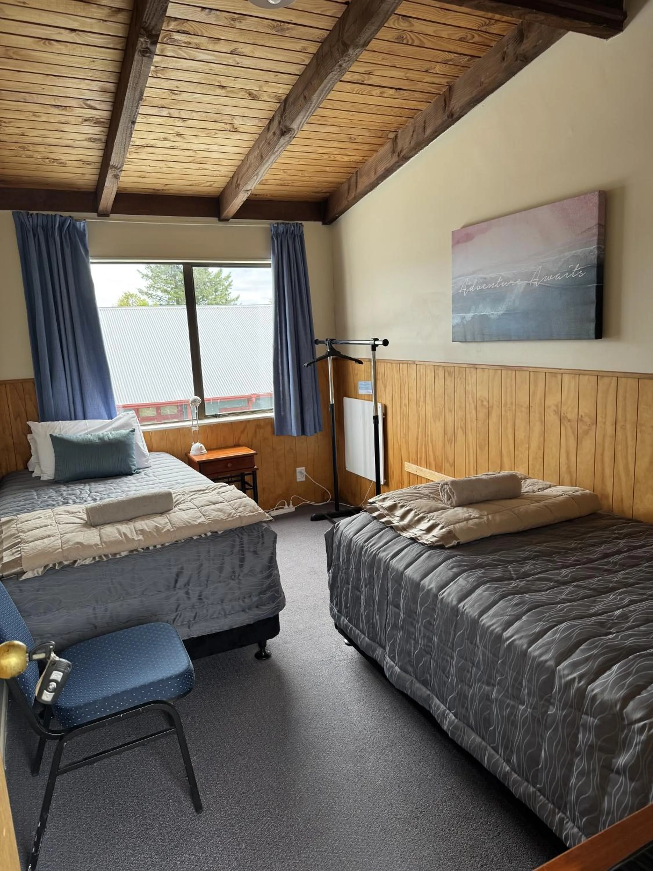 Bedroom, Bed in Adventure Lodge and Motels and Tongariro Crossing Track Transport