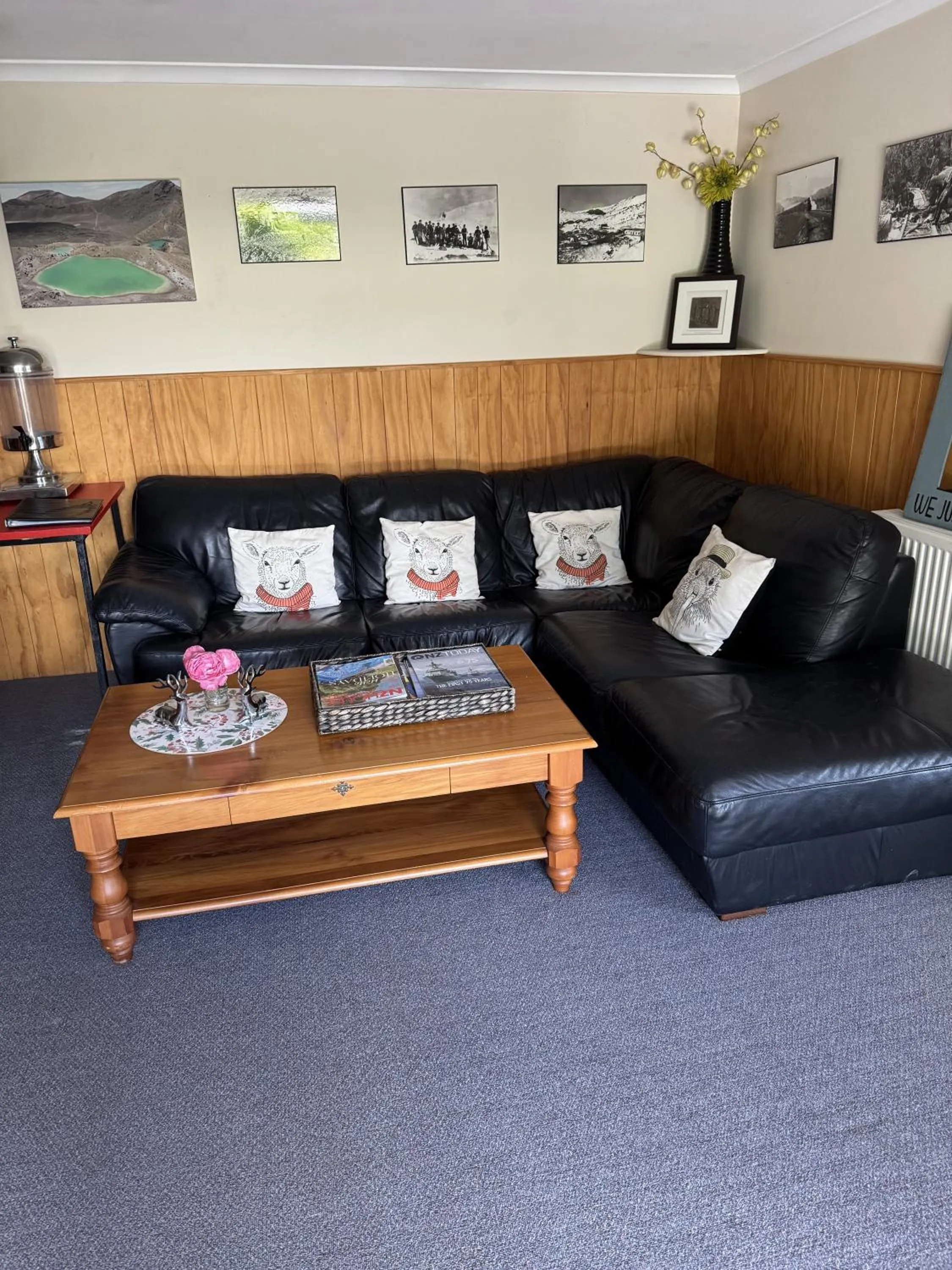 Lounge or bar in Adventure Lodge and Motels and Tongariro Crossing Track Transport