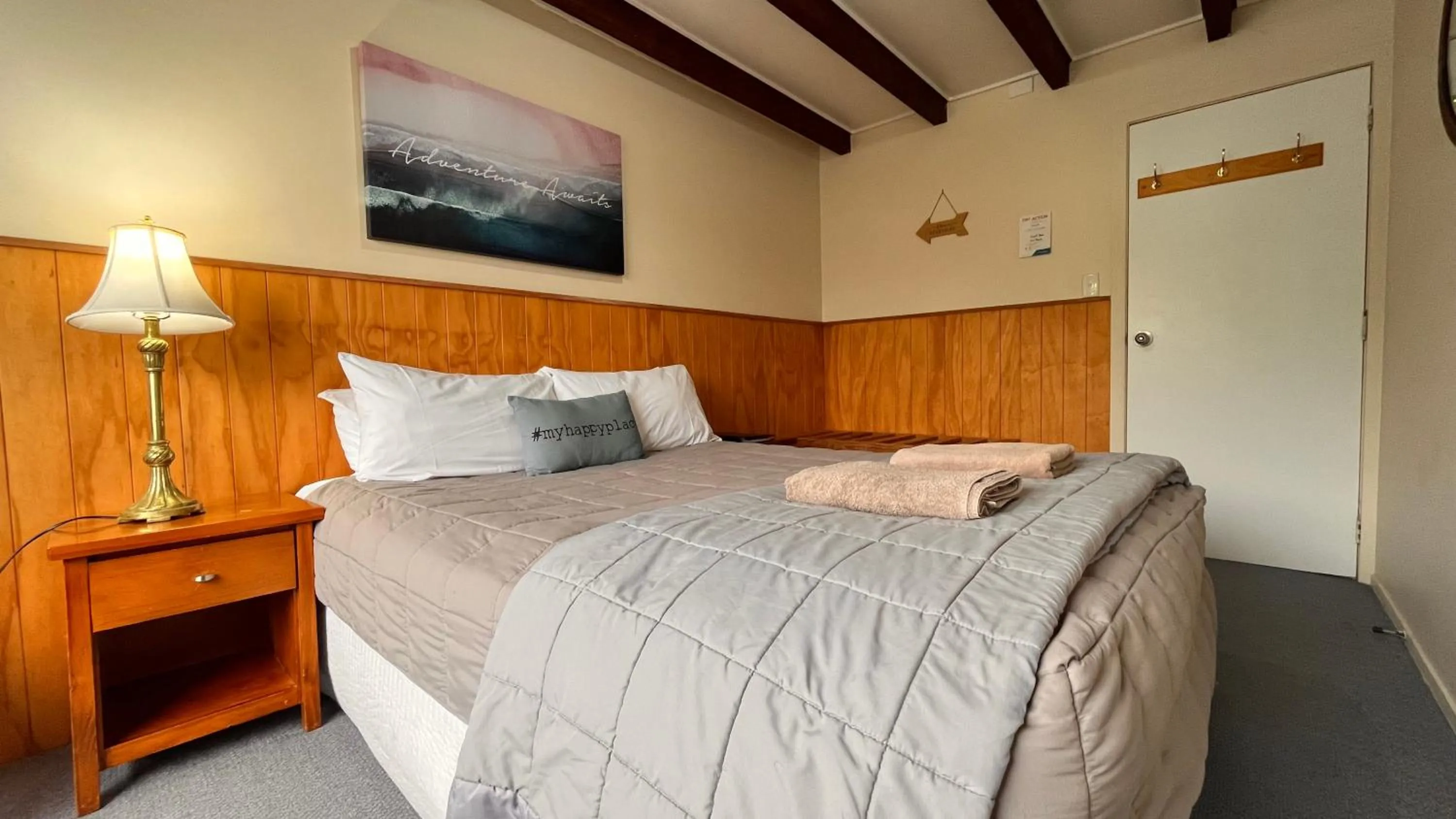 Bedroom, Bed in Adventure Lodge and Motels and Tongariro Crossing Track Transport