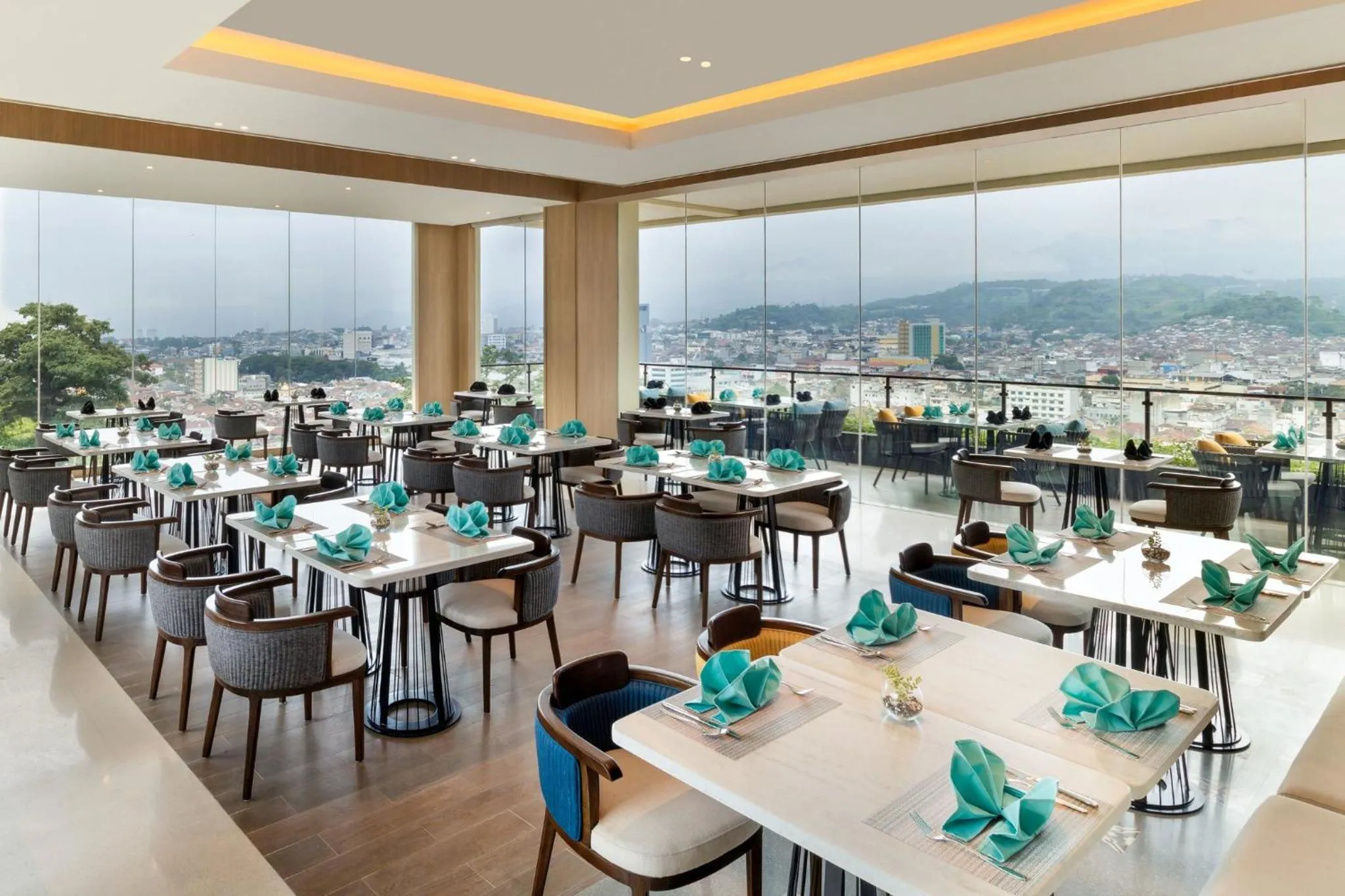 Restaurant/places to eat in Holiday Inn Lampung Bukit Randu by IHG