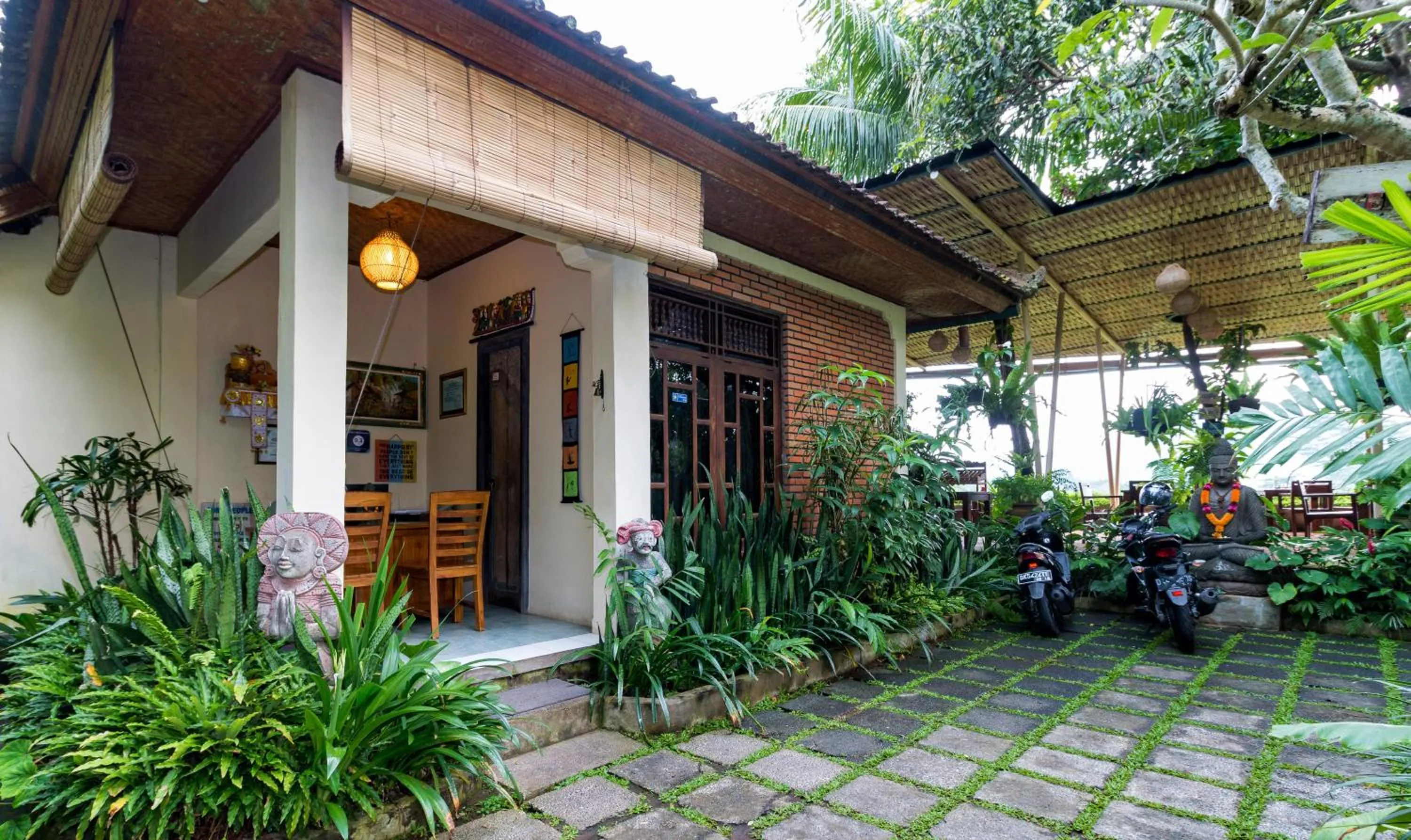 Facade/entrance in Cepik Villa Sidemen by AGATA