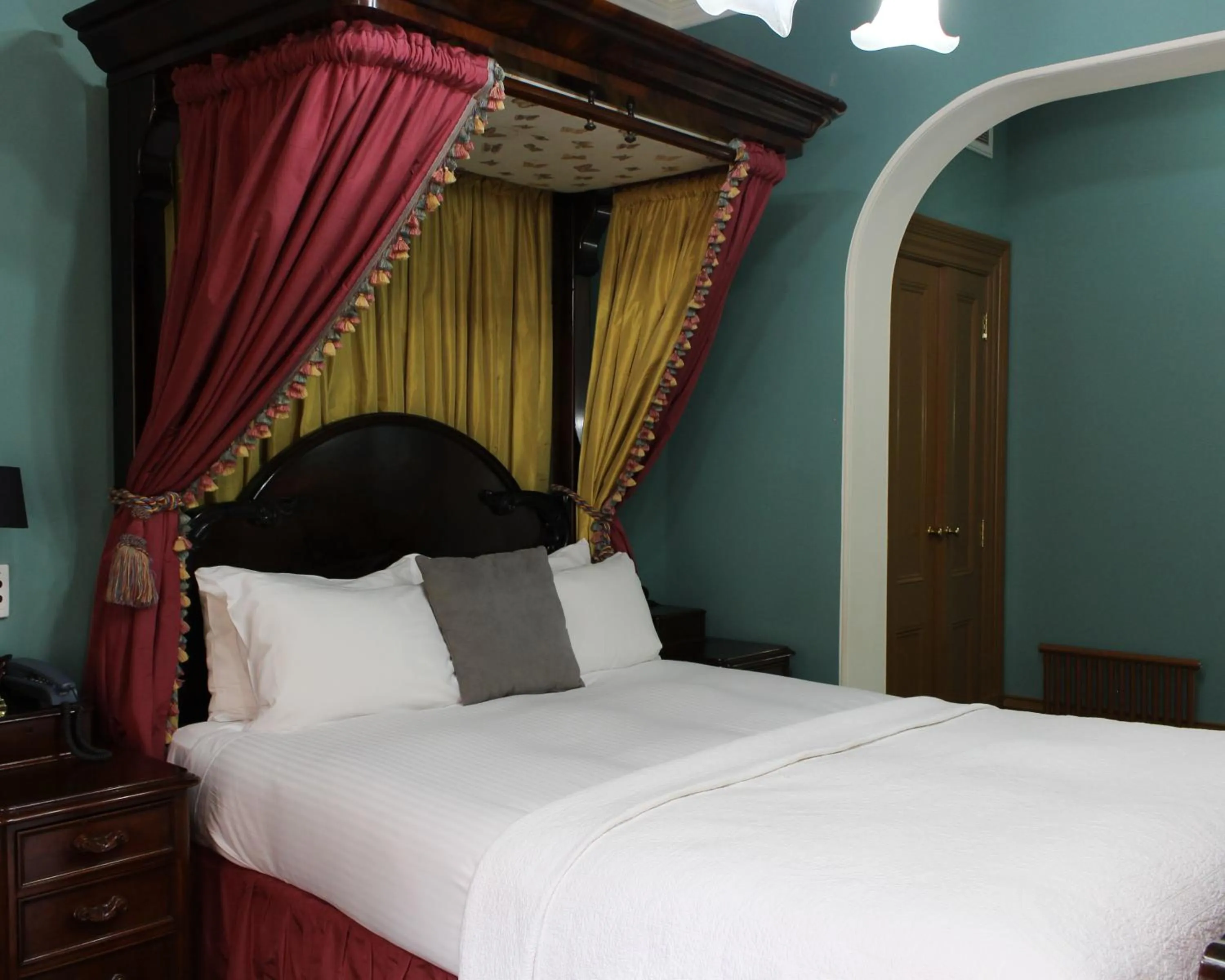 Bed in Craig's Royal Hotel