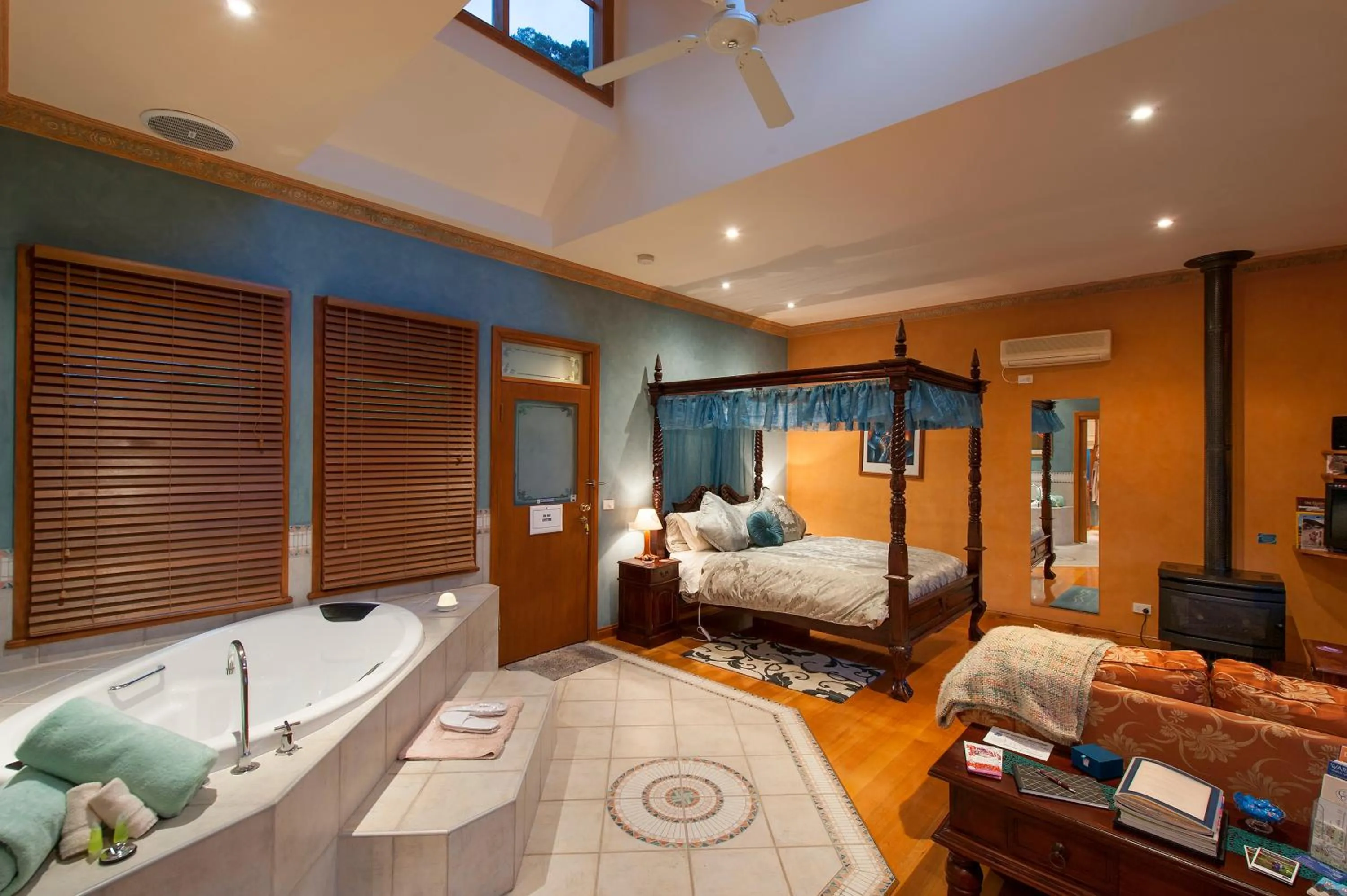 Shower, Bed in Charnwood Cottages in Warburton