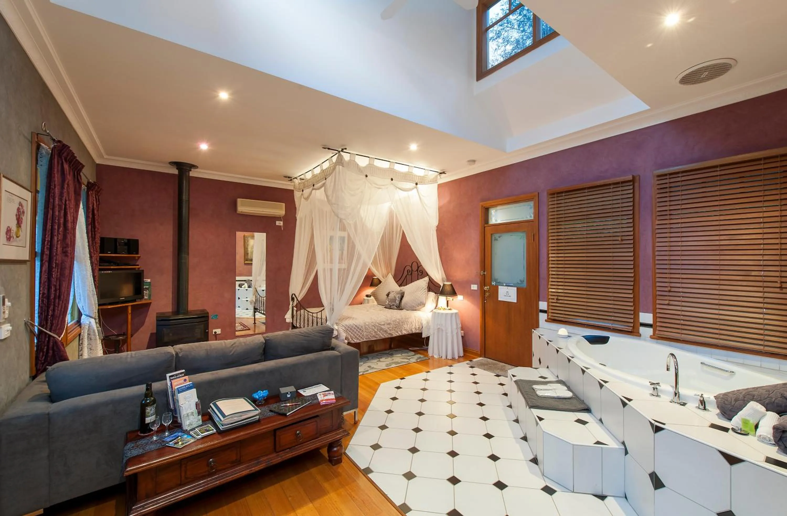 Shower, Bed in Charnwood Cottages in Warburton