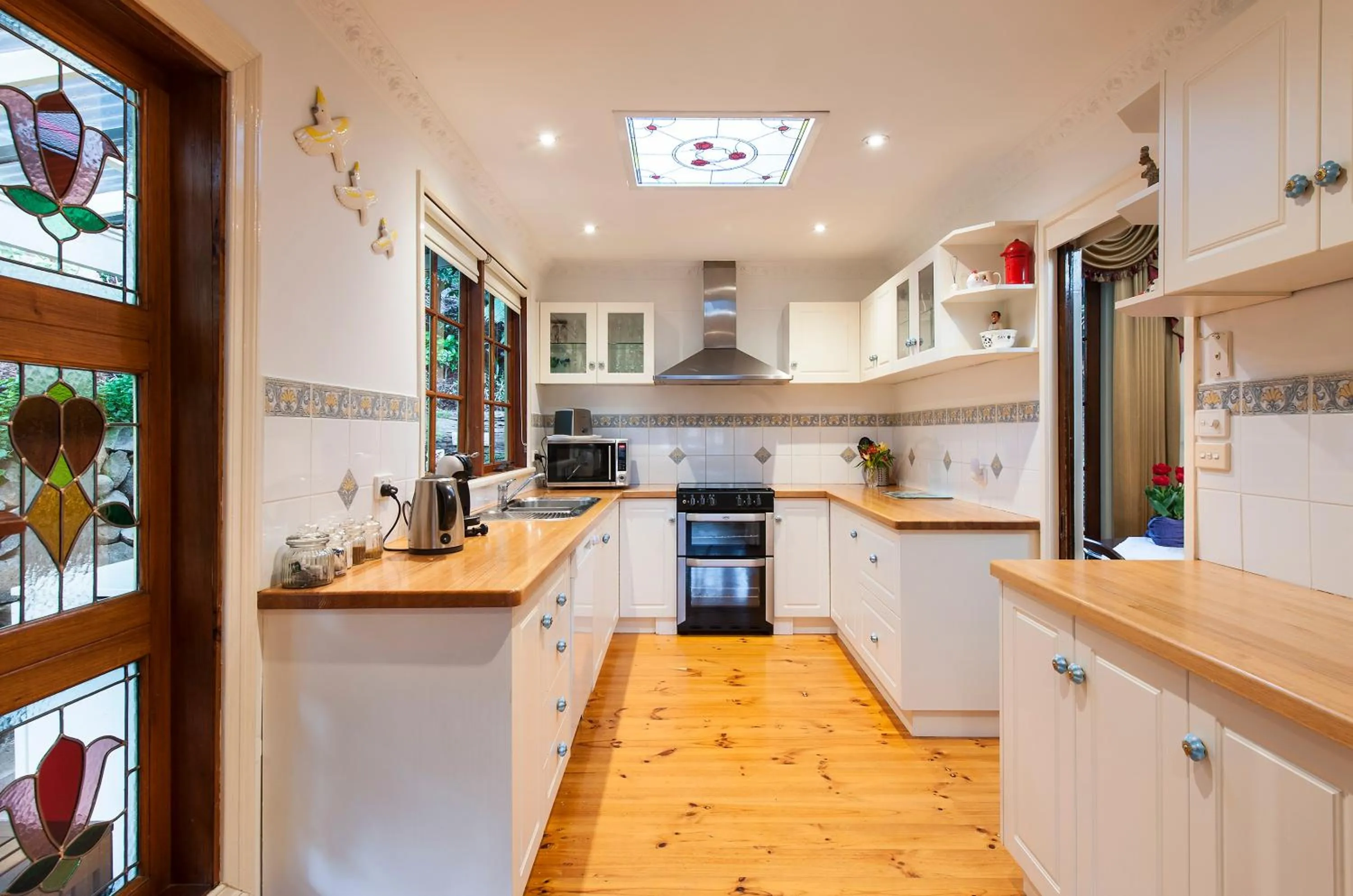 Kitchen or kitchenette in Charnwood Cottages in Warburton