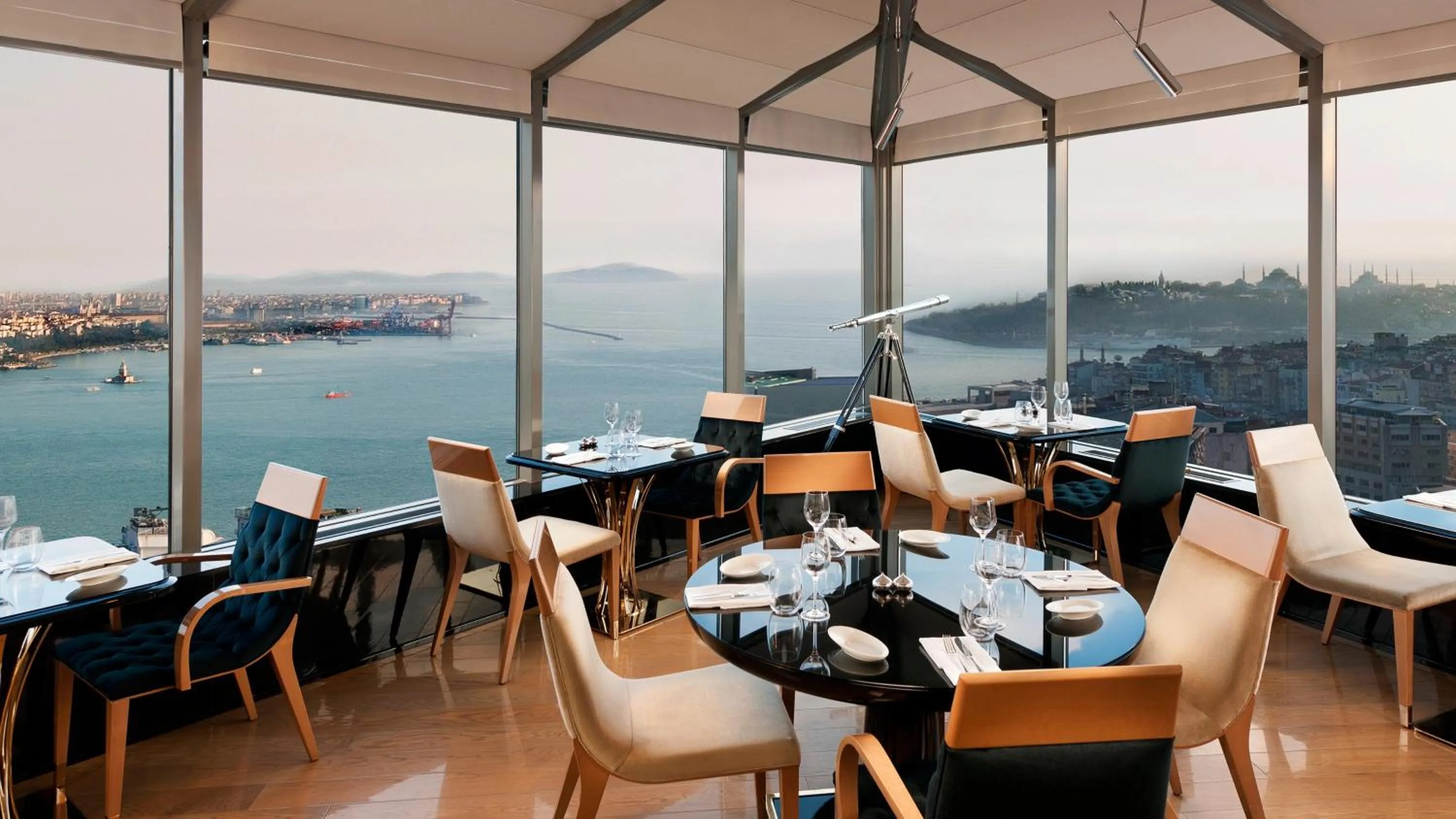 Lounge or bar in InterContinental Istanbul by IHG