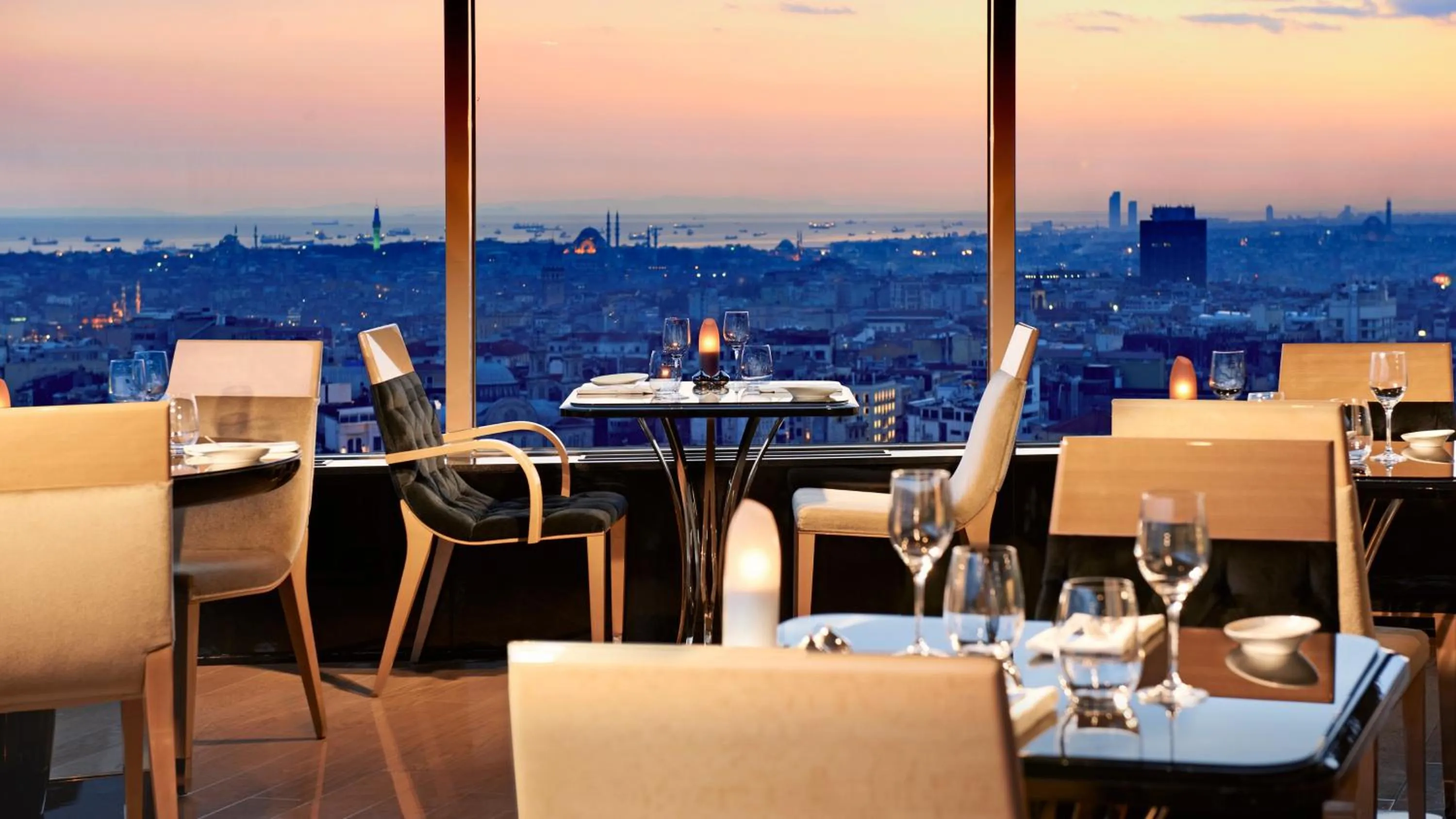 Lounge or bar in InterContinental Istanbul by IHG