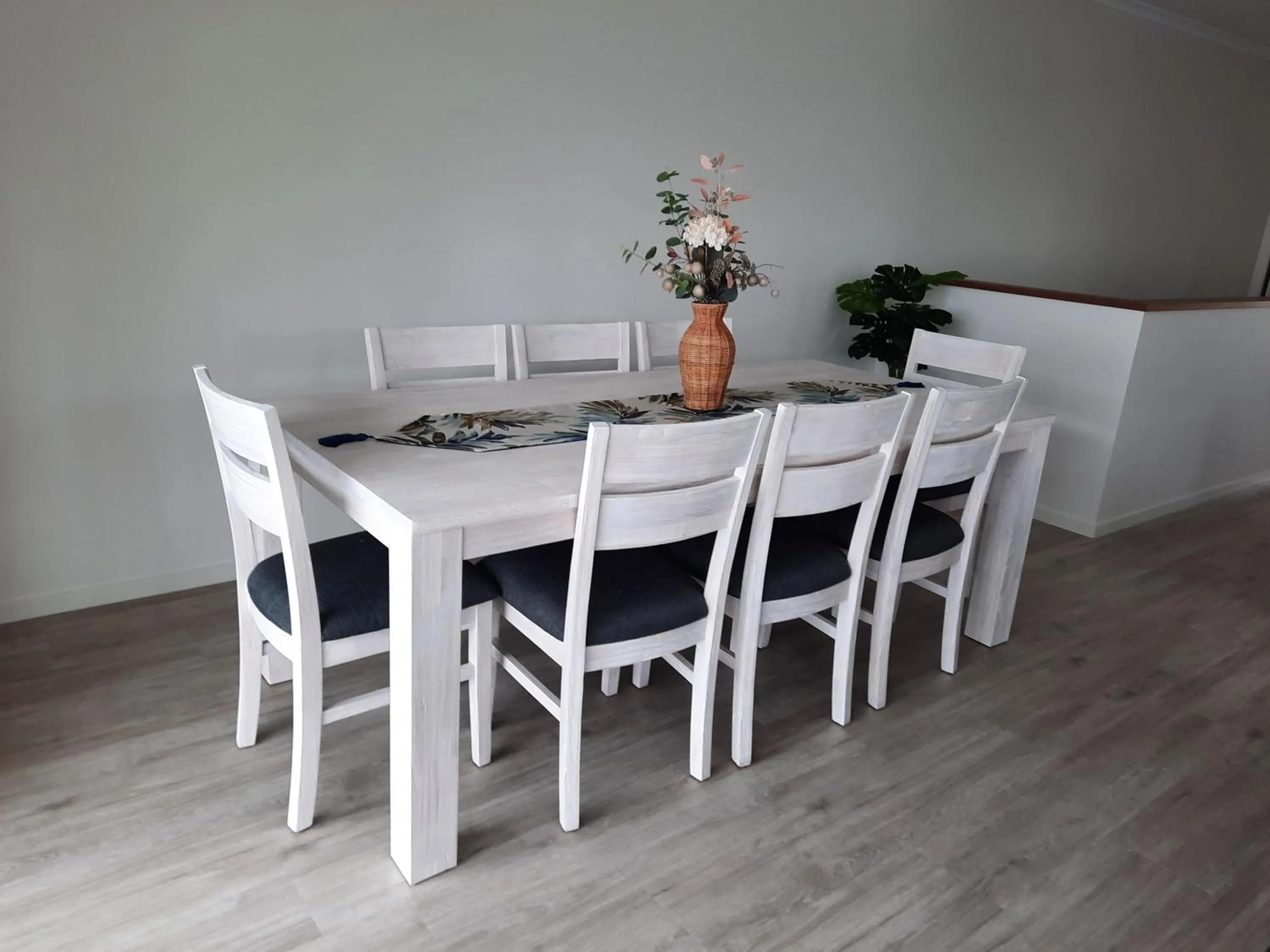 Dining area in Moby Dick Waterfront Resort Motel