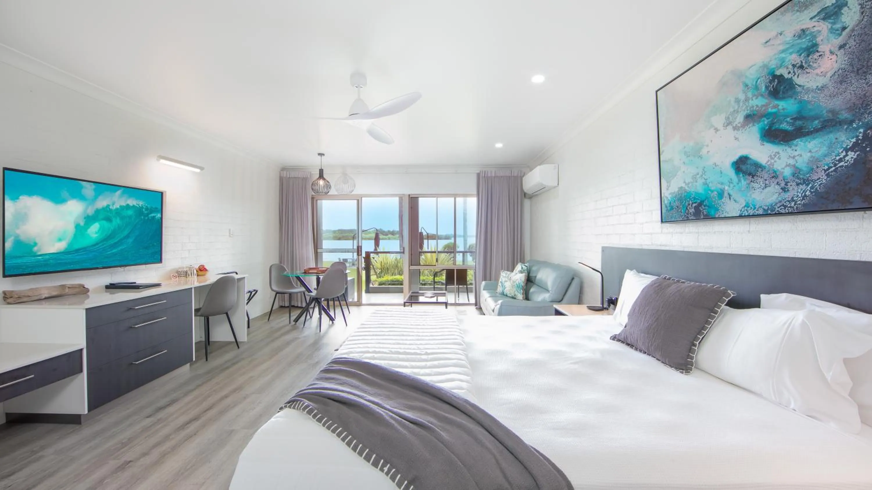 Photo of the whole room, Bed in Moby Dick Waterfront Resort Motel