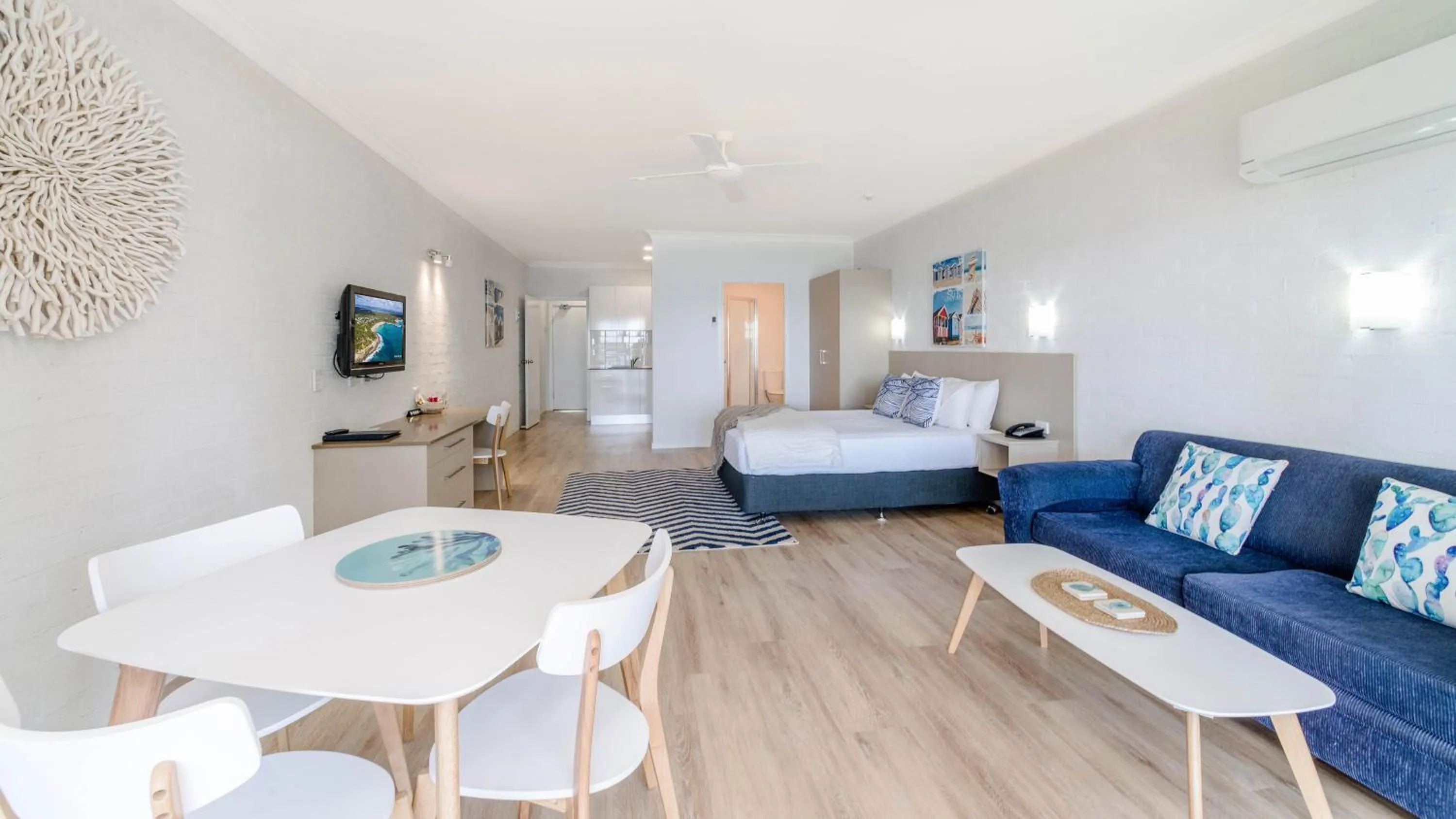 Photo of the whole room, Bed in Moby Dick Waterfront Resort Motel