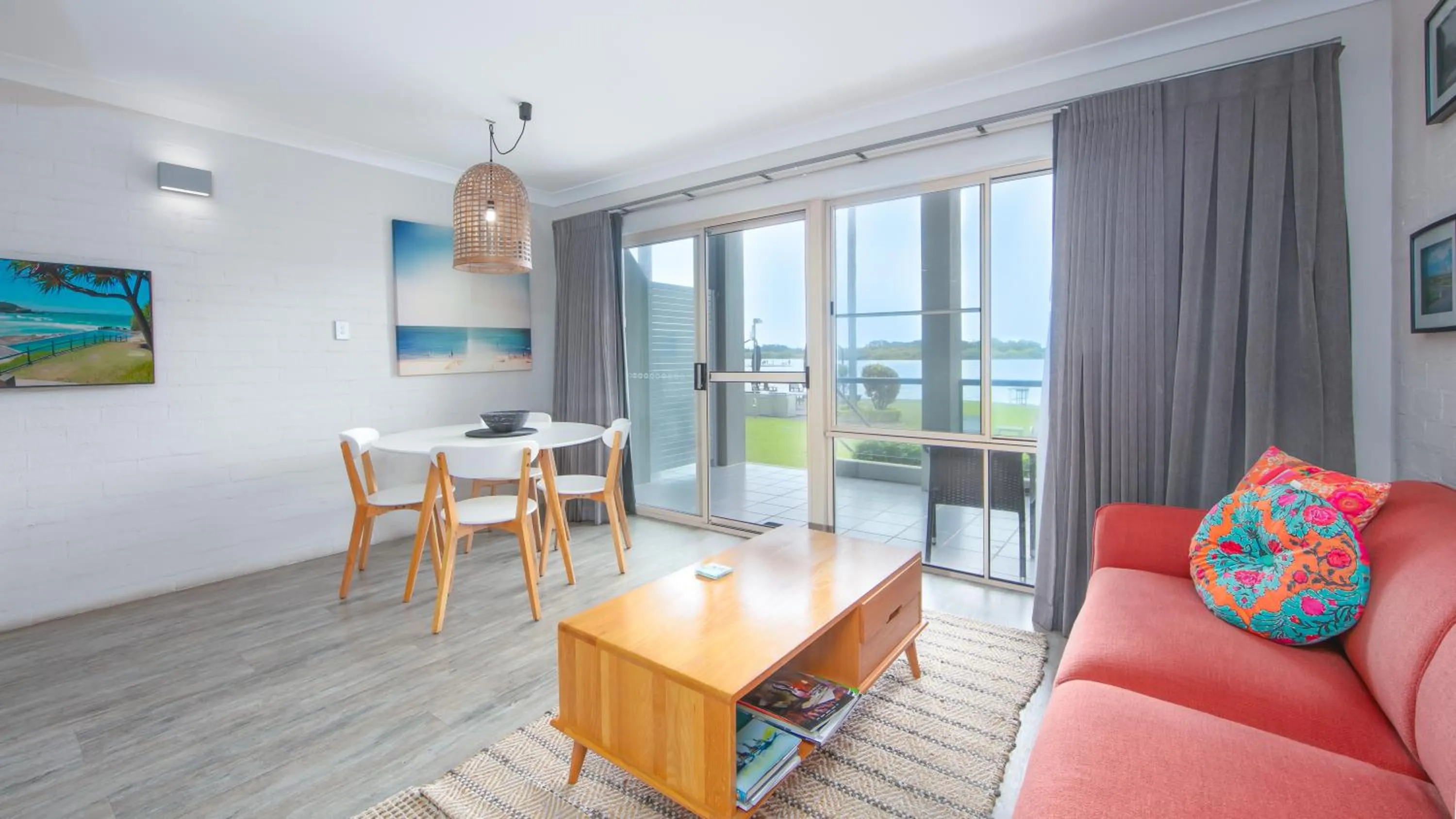 Dining area in Moby Dick Waterfront Resort Motel