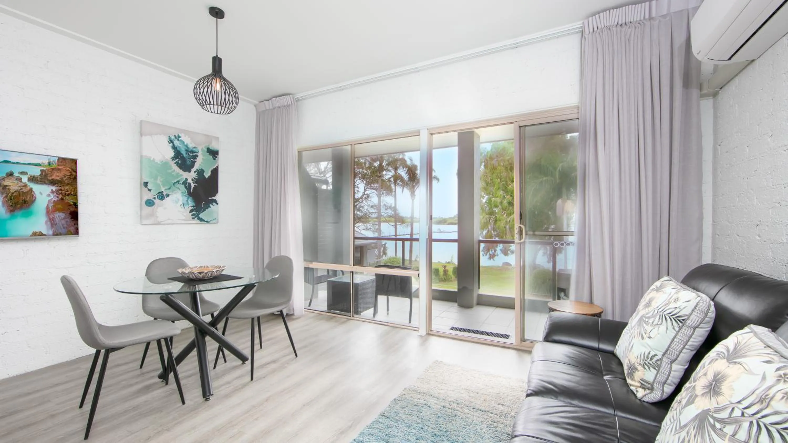 Seating area in Moby Dick Waterfront Resort Motel