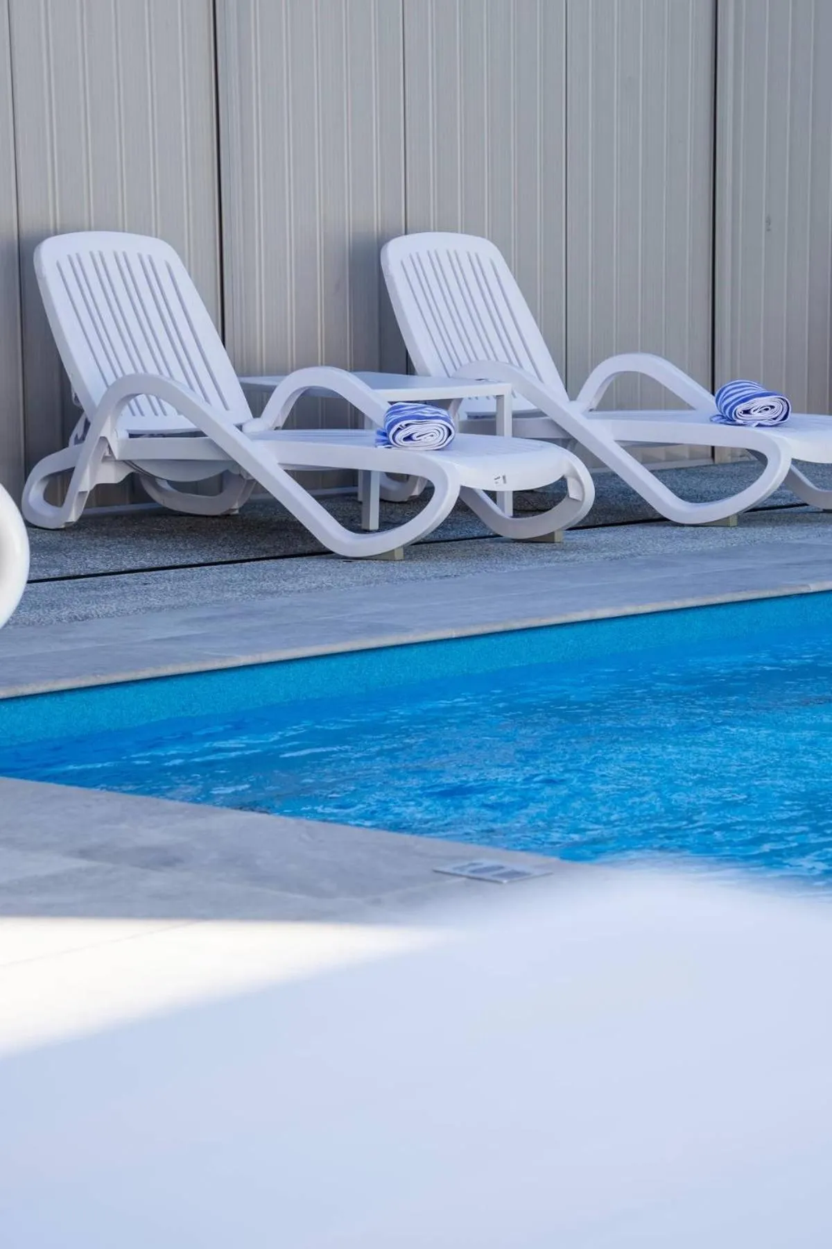Swimming pool in Moby Dick Waterfront Resort Motel