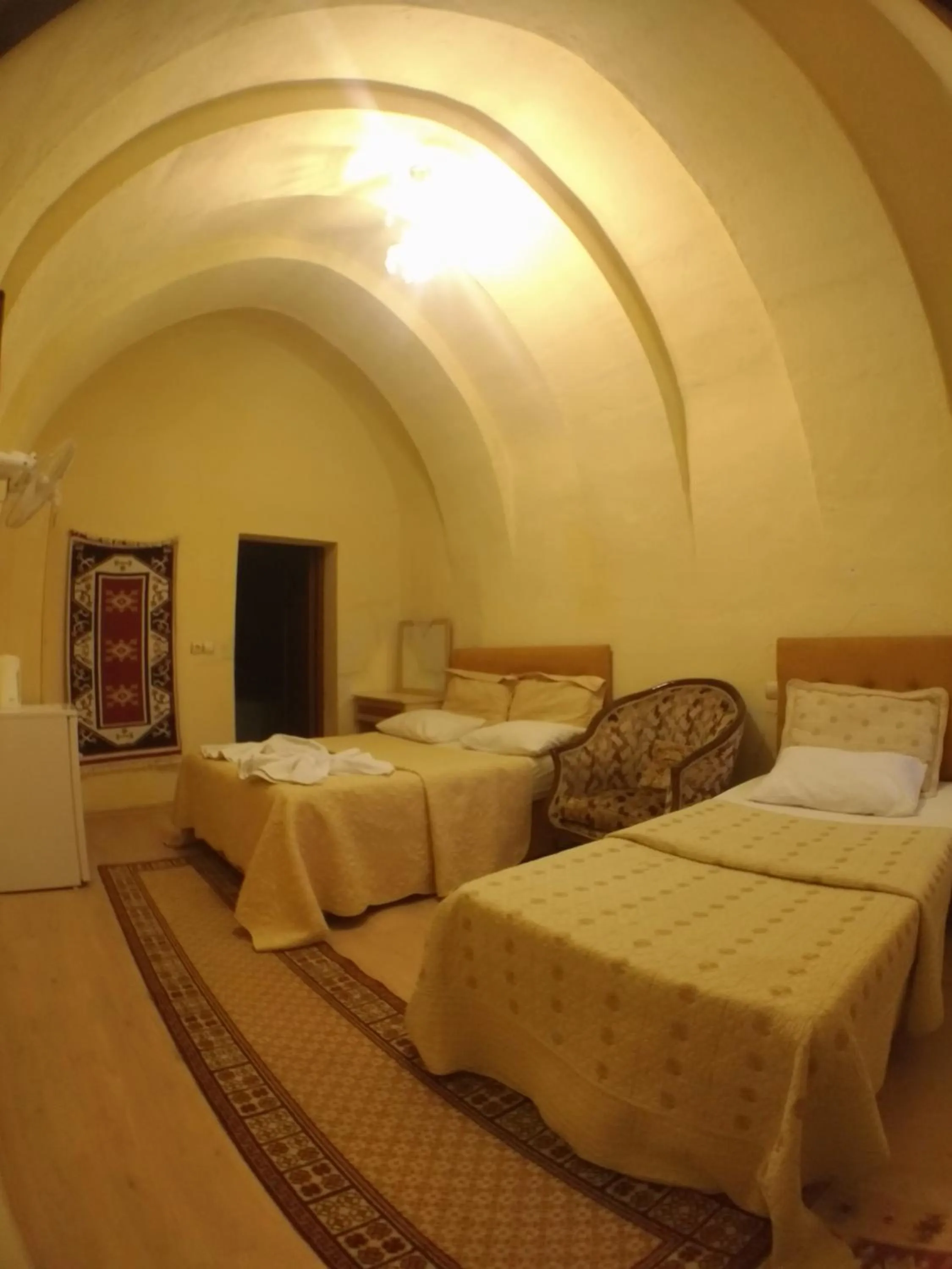 Photo of the whole room, Bed in Falcon Cave Suites