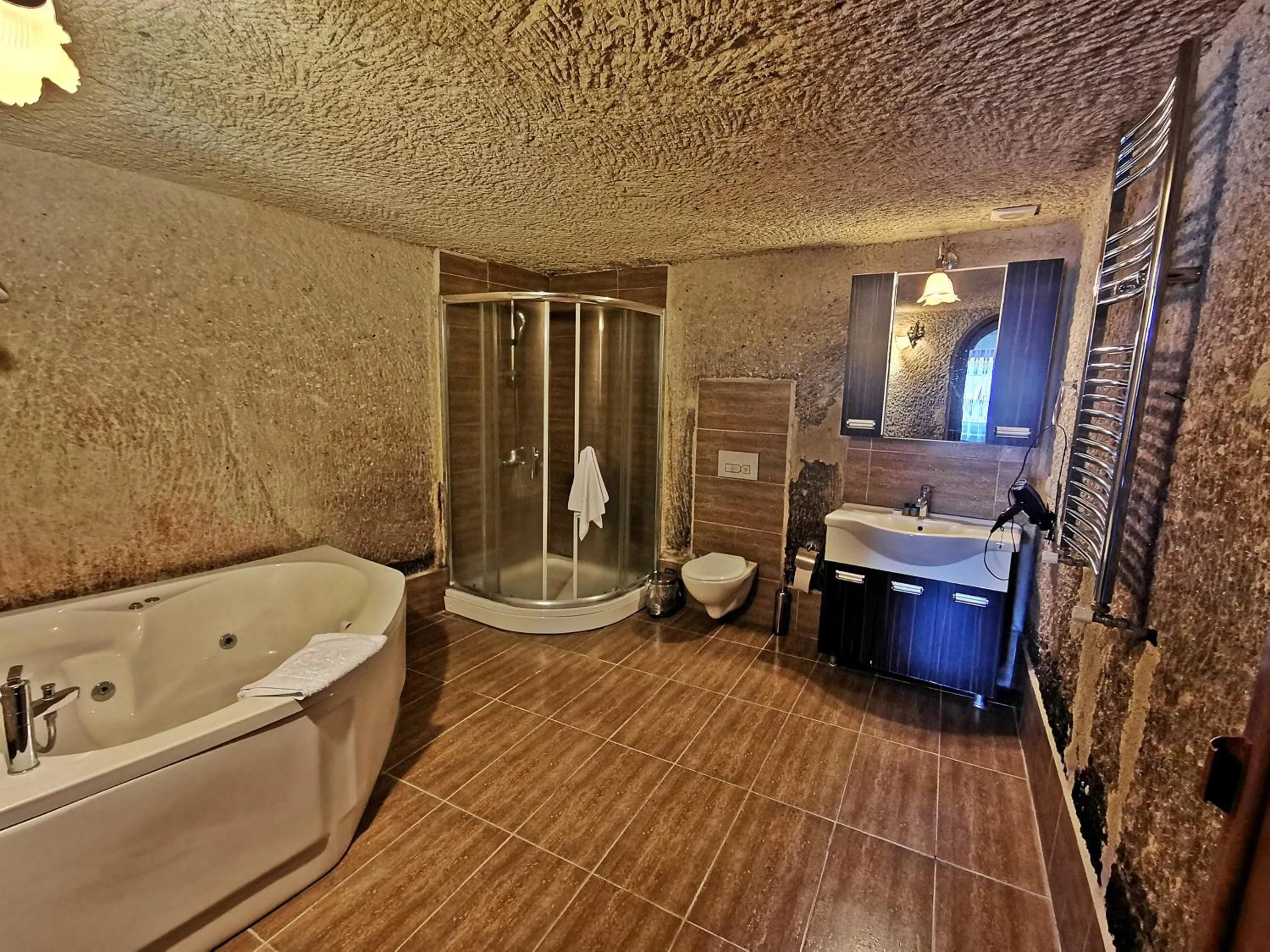 Hot Tub in Falcon Cave Suites