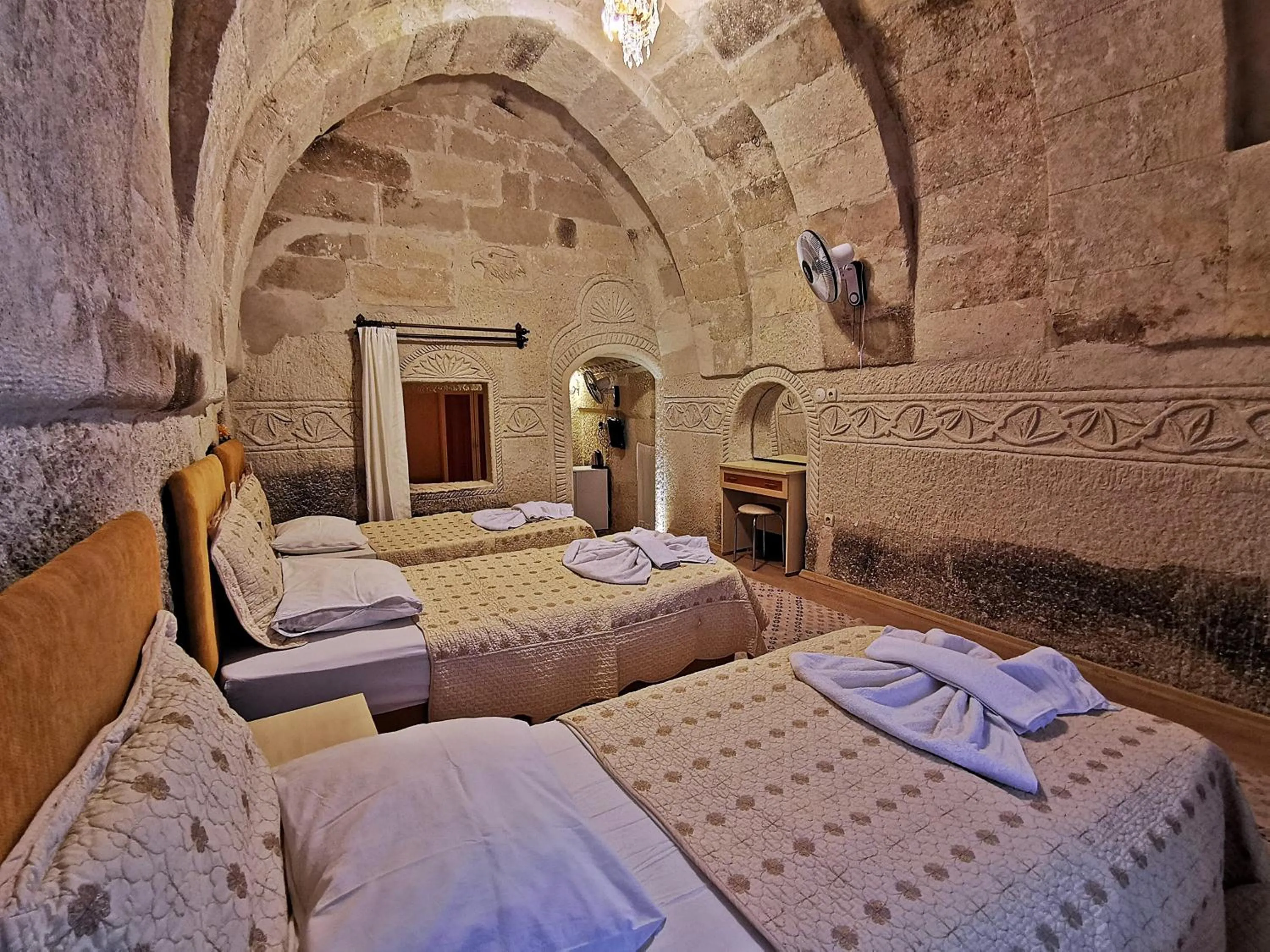 Photo of the whole room, Bed in Falcon Cave Suites