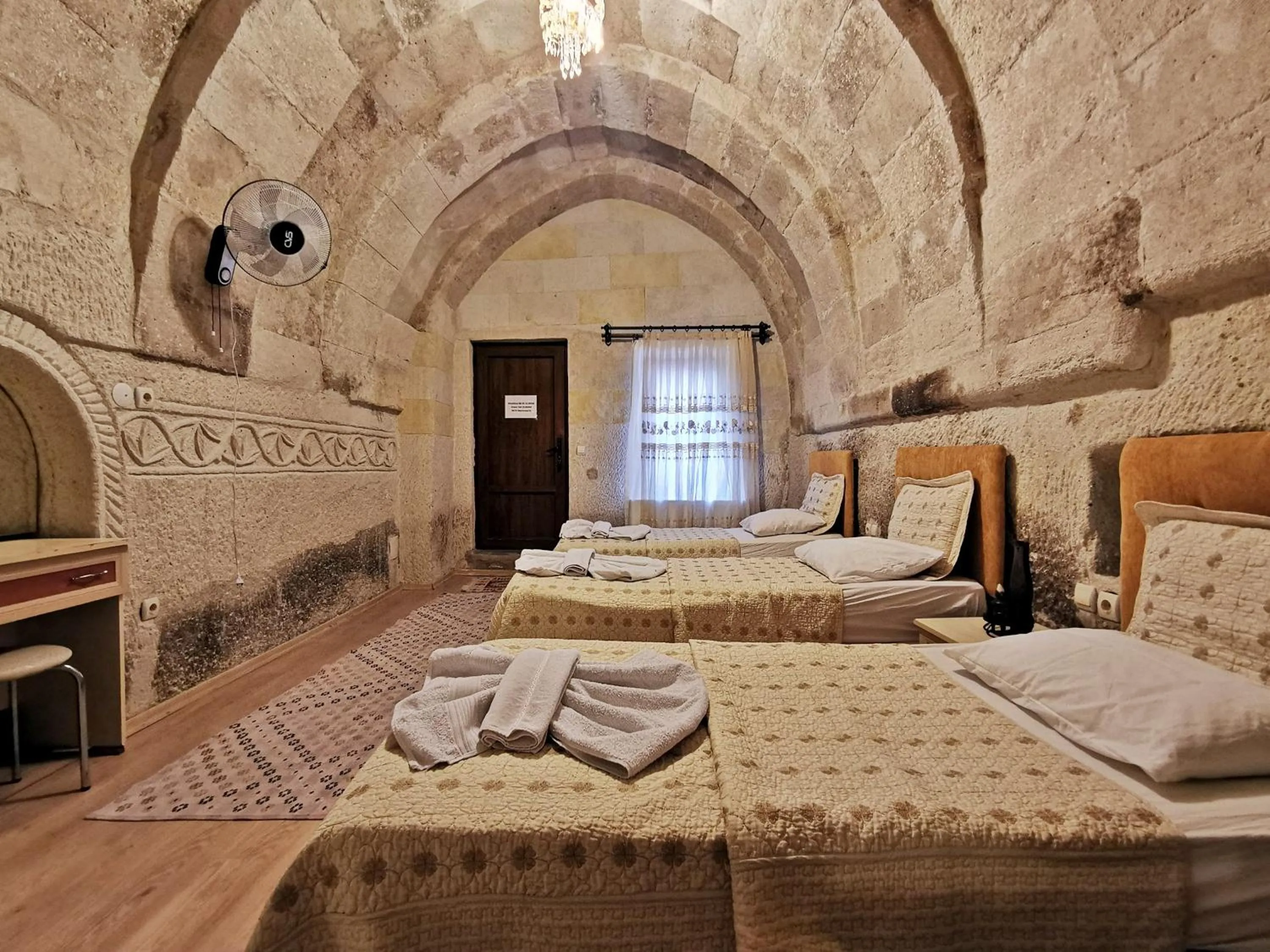 Photo of the whole room, Bed in Falcon Cave Suites