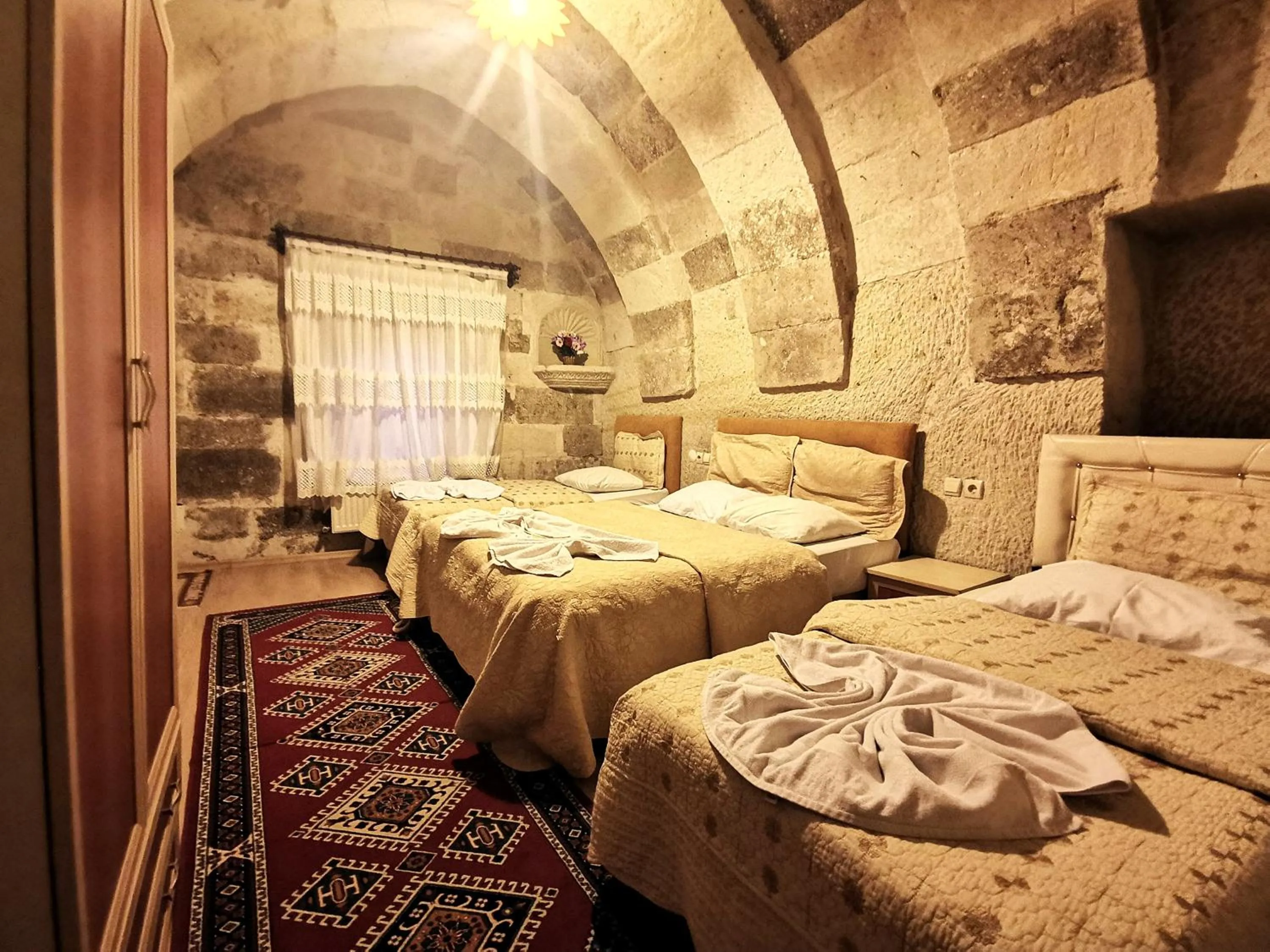 Photo of the whole room, Bed in Falcon Cave Suites