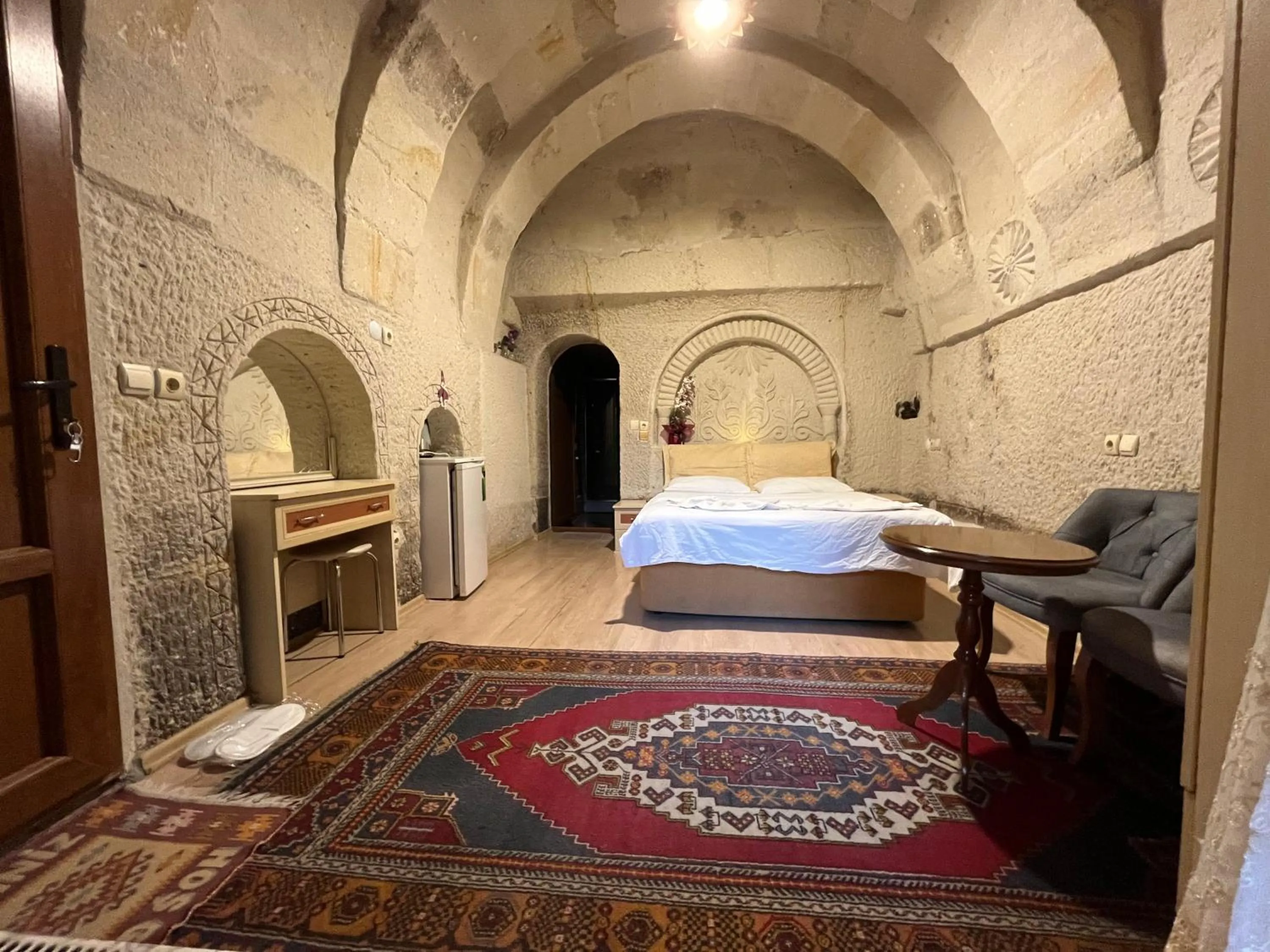 Photo of the whole room, Bed in Falcon Cave Suites