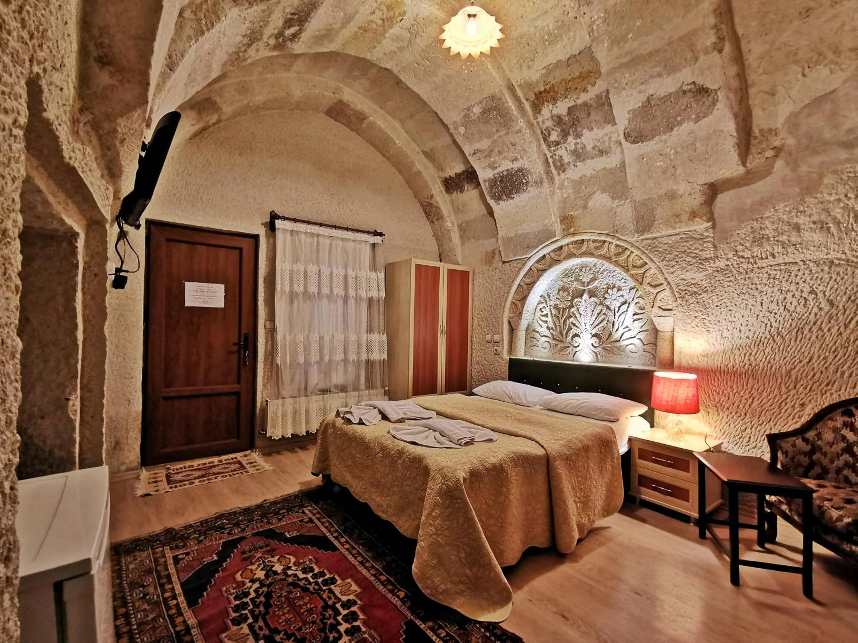 Photo of the whole room, Bed in Falcon Cave Suites