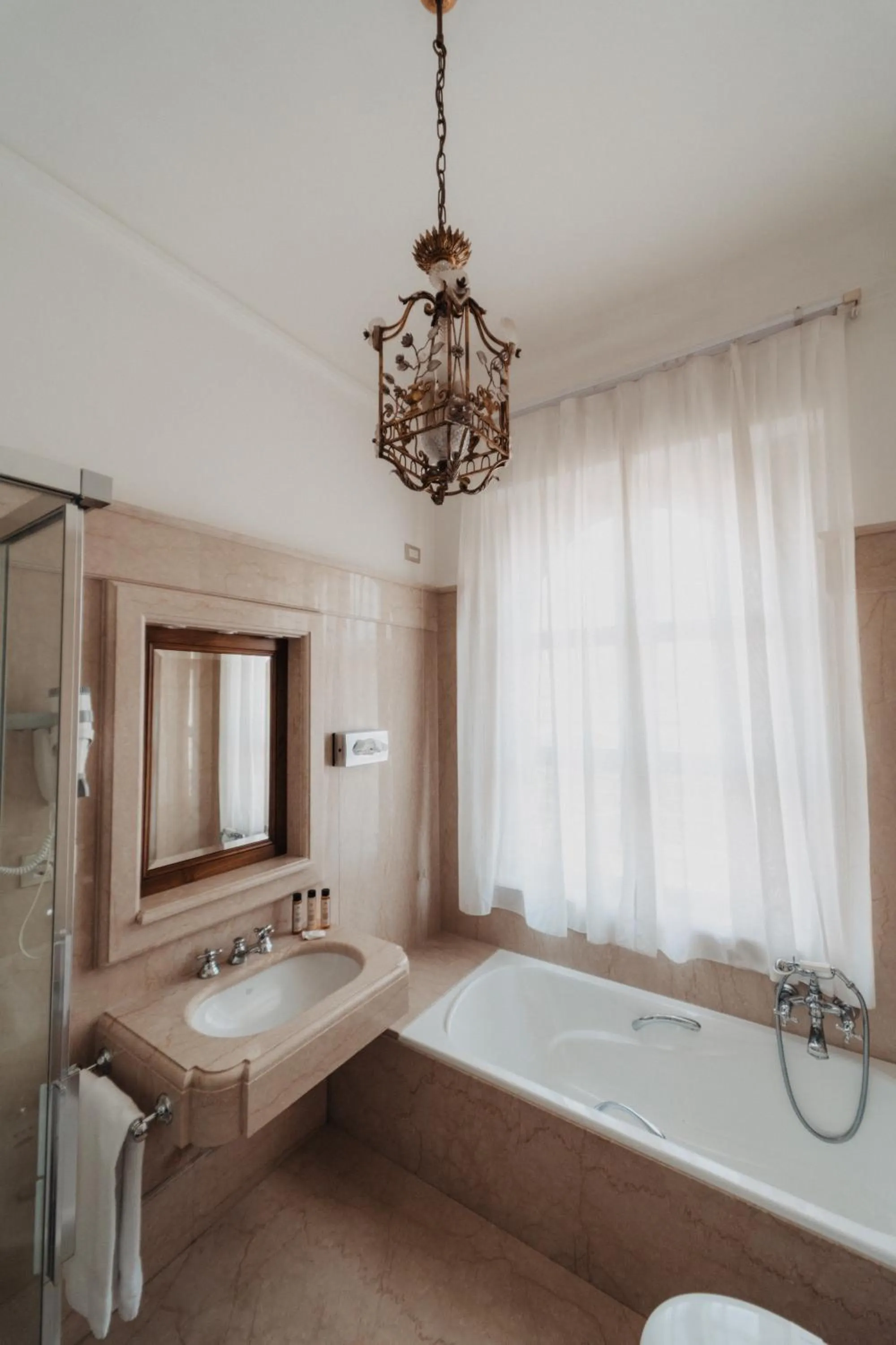 Bathroom, Bed in Hotel Vittoria